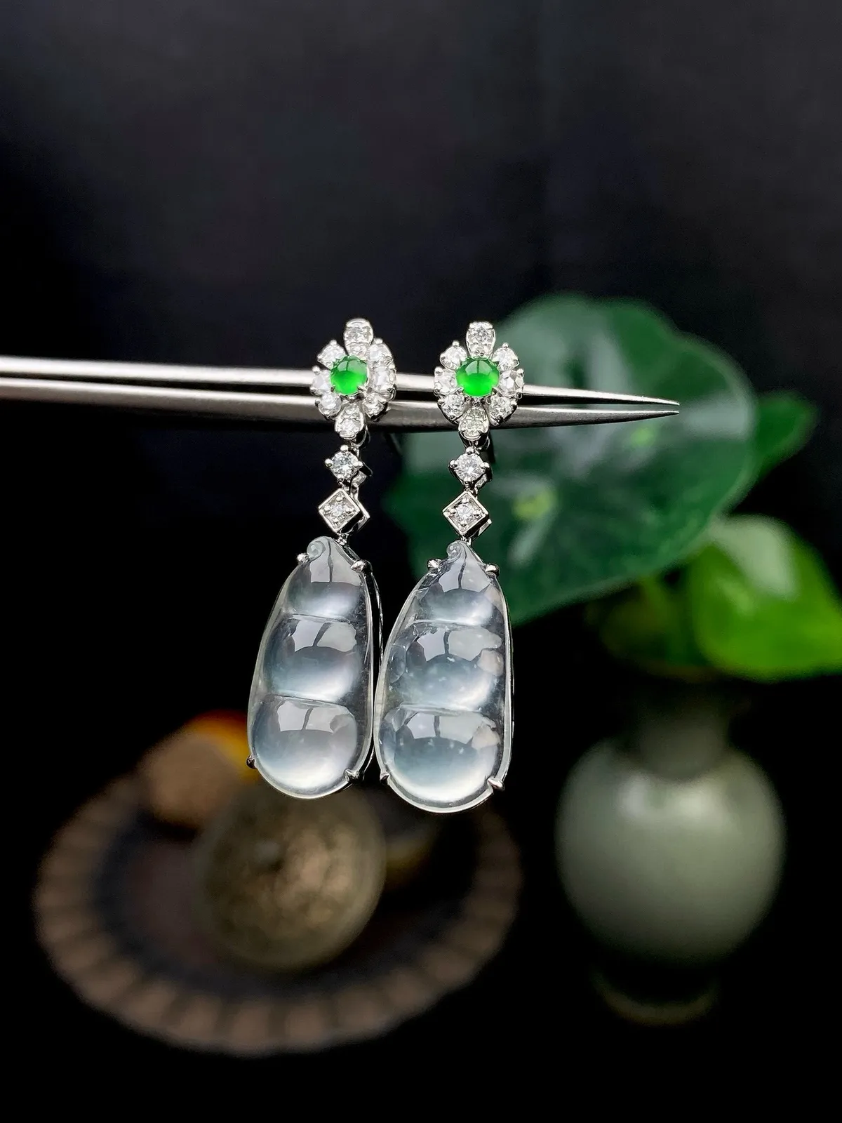 【冰种福豆耳坠】多子多福，豆子品质上佳，饱满度不错，冰润通透，起强胶感，光泽强烈。18K金钻精美镶嵌，裸石尺寸16.3*8.4*3.7毫米