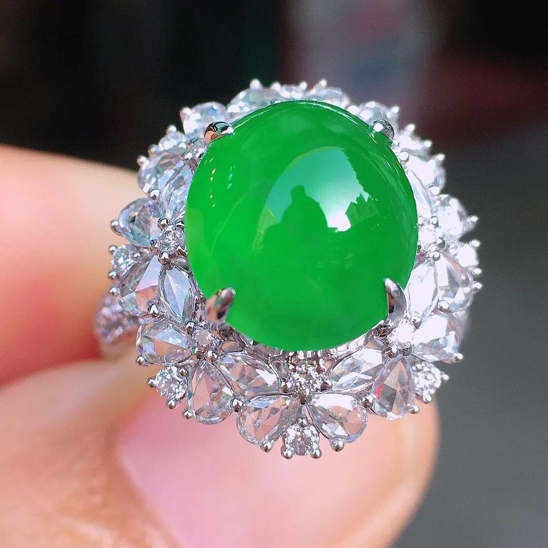 阳绿蛋面戒指，色泽均匀艳丽，玉质细腻，荧光感超
强，饱满圆润，尽显优雅气质，18k
金豪华镶嵌