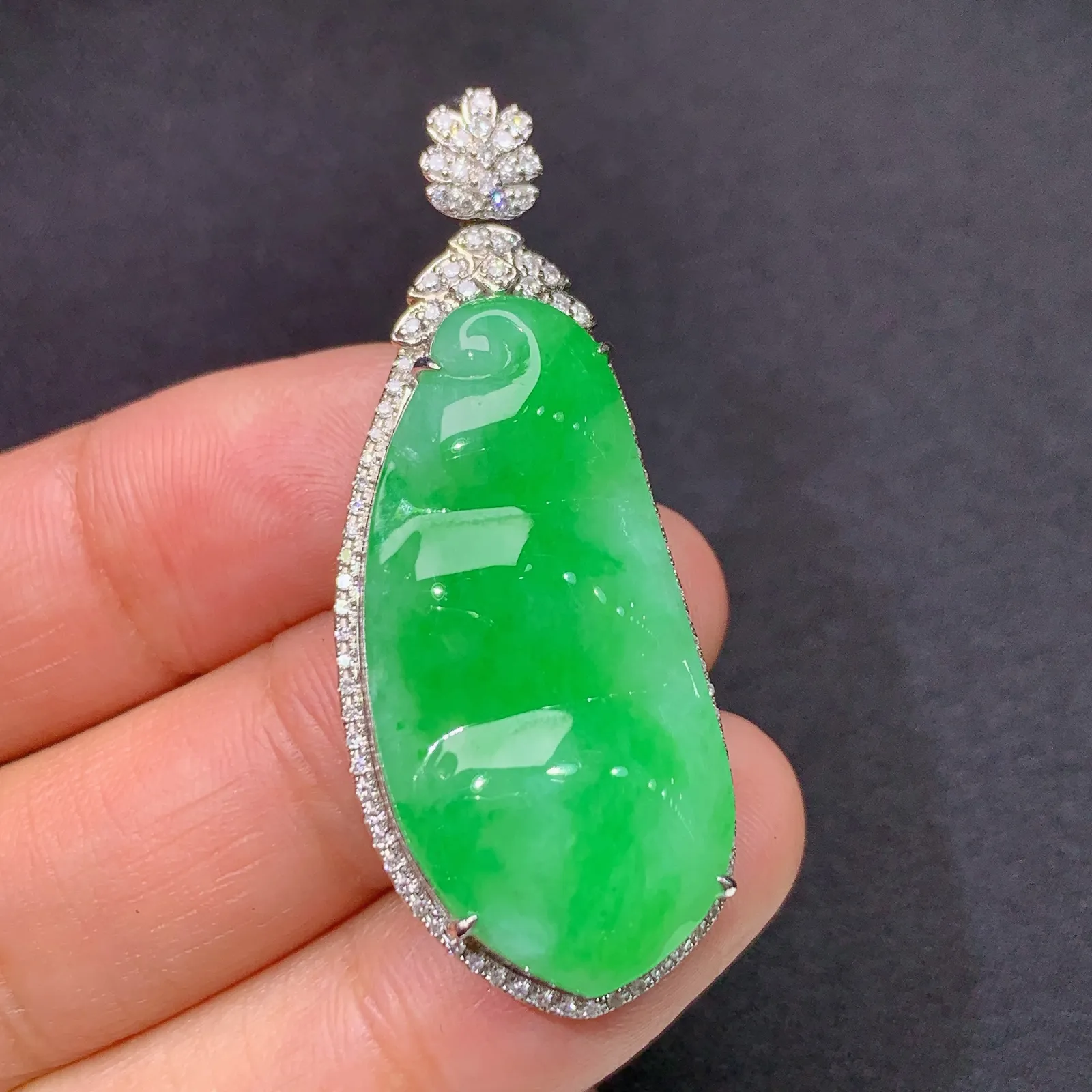 阳绿福豆吊坠，18k金镶嵌，冰润色阳，玉质细腻，种水足 尺寸44.6*17.9*8.7