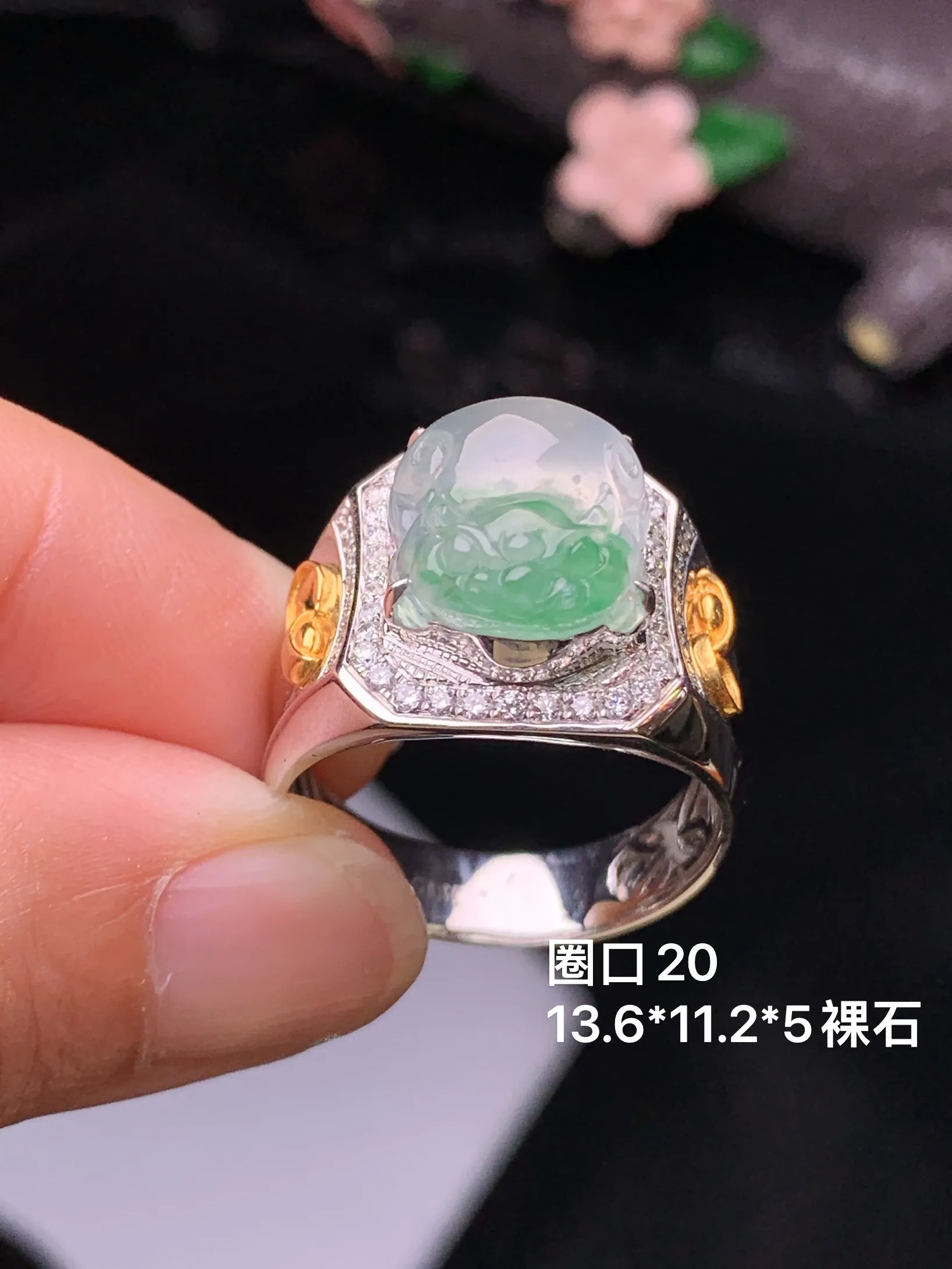 18k金钻镶嵌冰种飘绿貔貅戒指 玉质细腻 水润亮眼 色泽艳丽 圈口20 裸石尺寸13.6*11.2*5