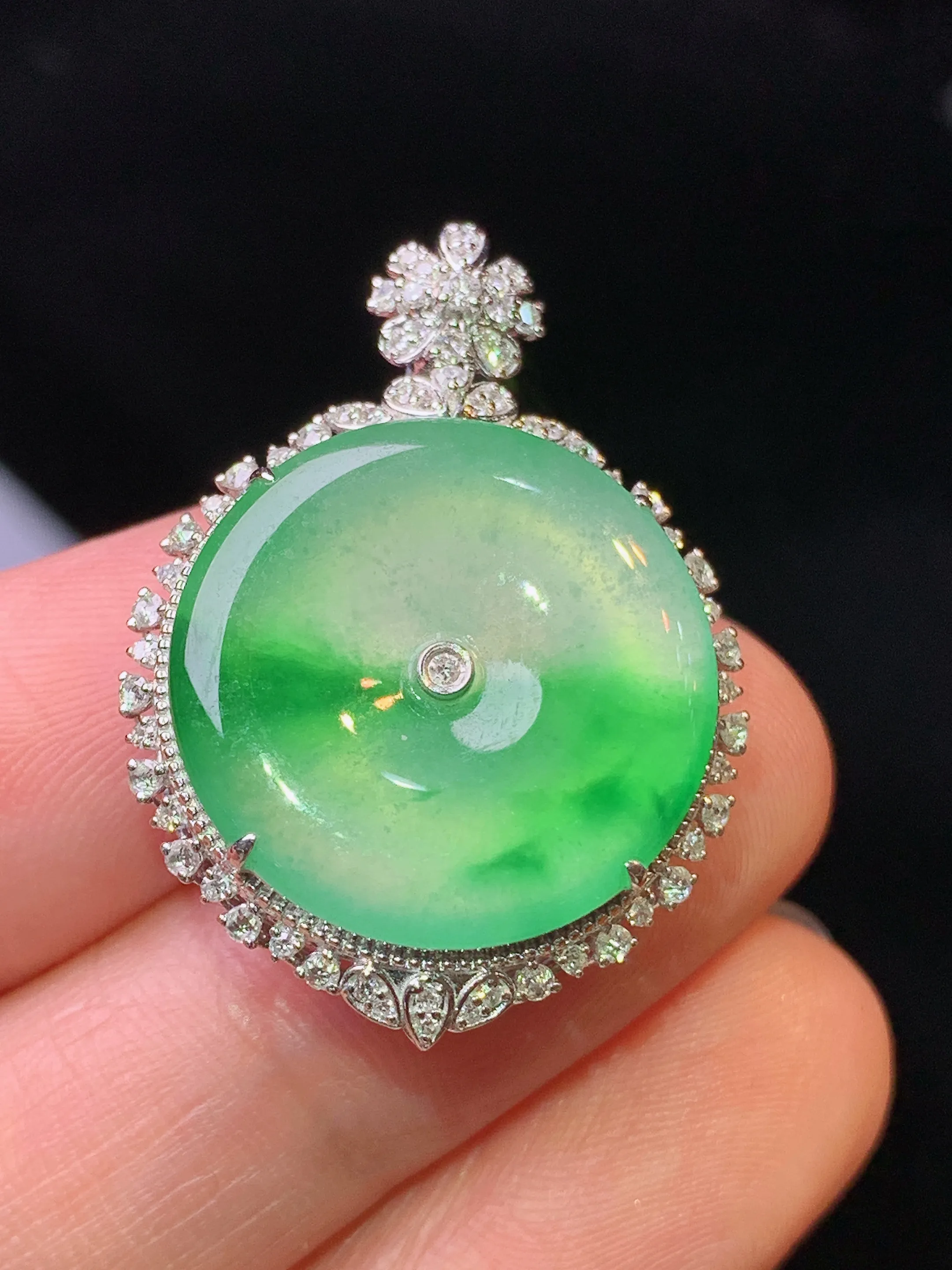 18k金钻镶嵌飘绿平安扣吊坠 玉质细腻 水润亮眼 色泽艳丽 整体尺寸30.6*22*9