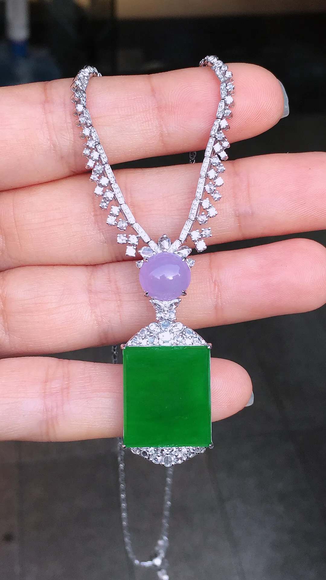 阳绿无事牌项链，色泽均匀艳丽，玉质细腻，荧光感超
强，饱满圆润，尽显优雅气质，18k
金豪华镶嵌