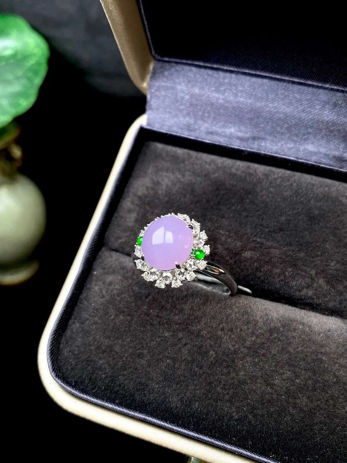 【冰种紫蛋面戒指】质地细腻，饱满度很好，晶莹剔透，18k金钻镶嵌，裸石尺寸8.5*7.8*3.7毫米