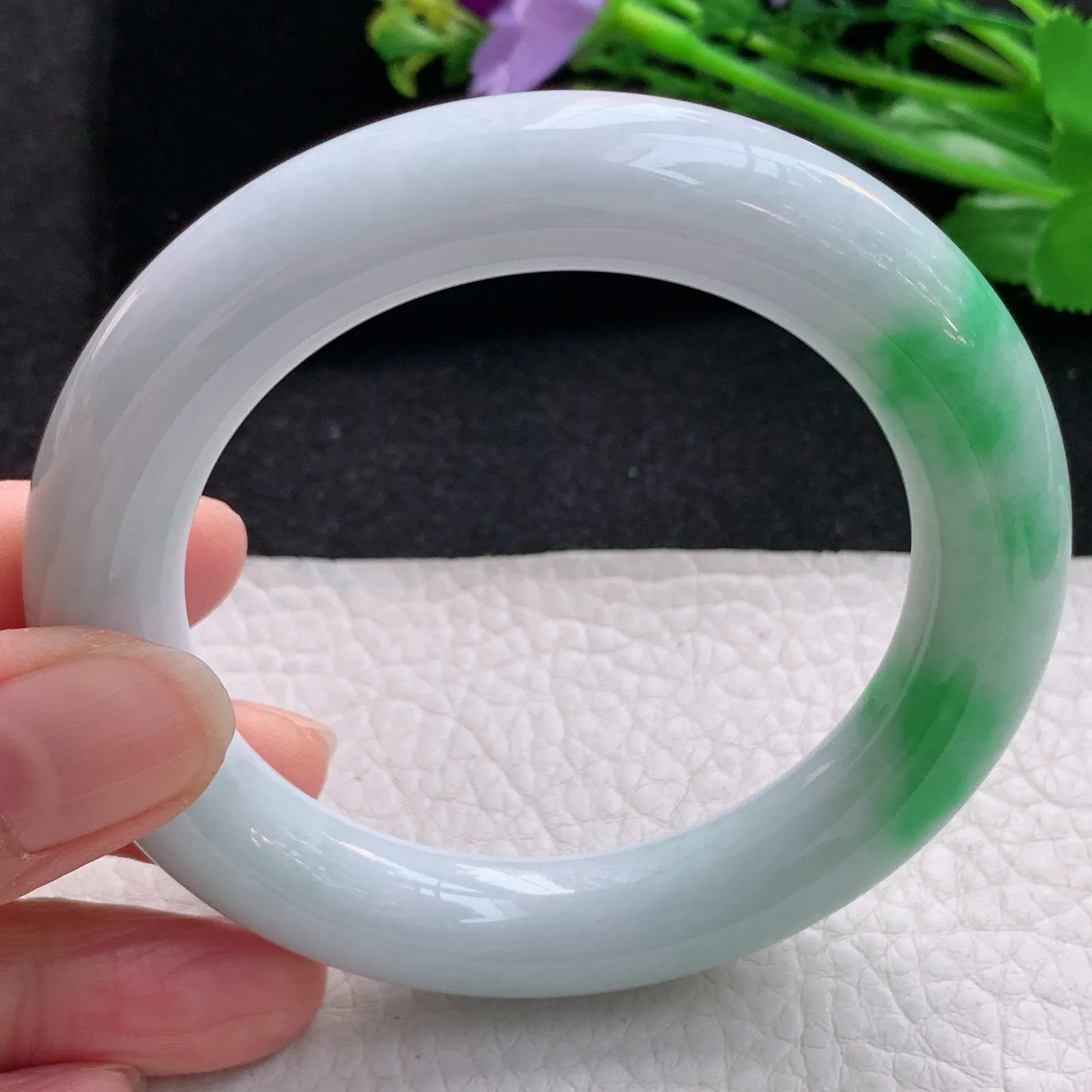 cc自然光56.5*12.3*12胖圆镯 天然缅甸翡翠飘绿圆条玉手镯 珠宝玉手环