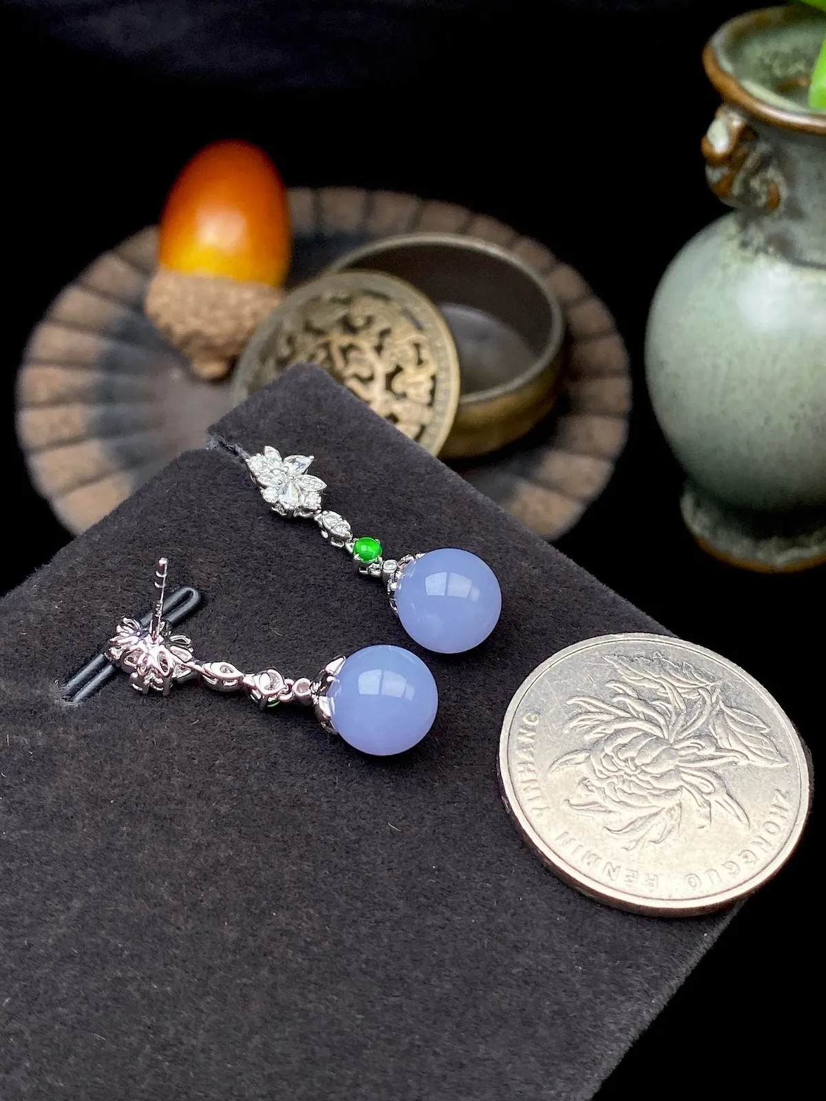 【冰种紫珠耳坠】质地细腻，色泽鲜亮，光泽度不错，18k金钻镶嵌，直径8.7毫米