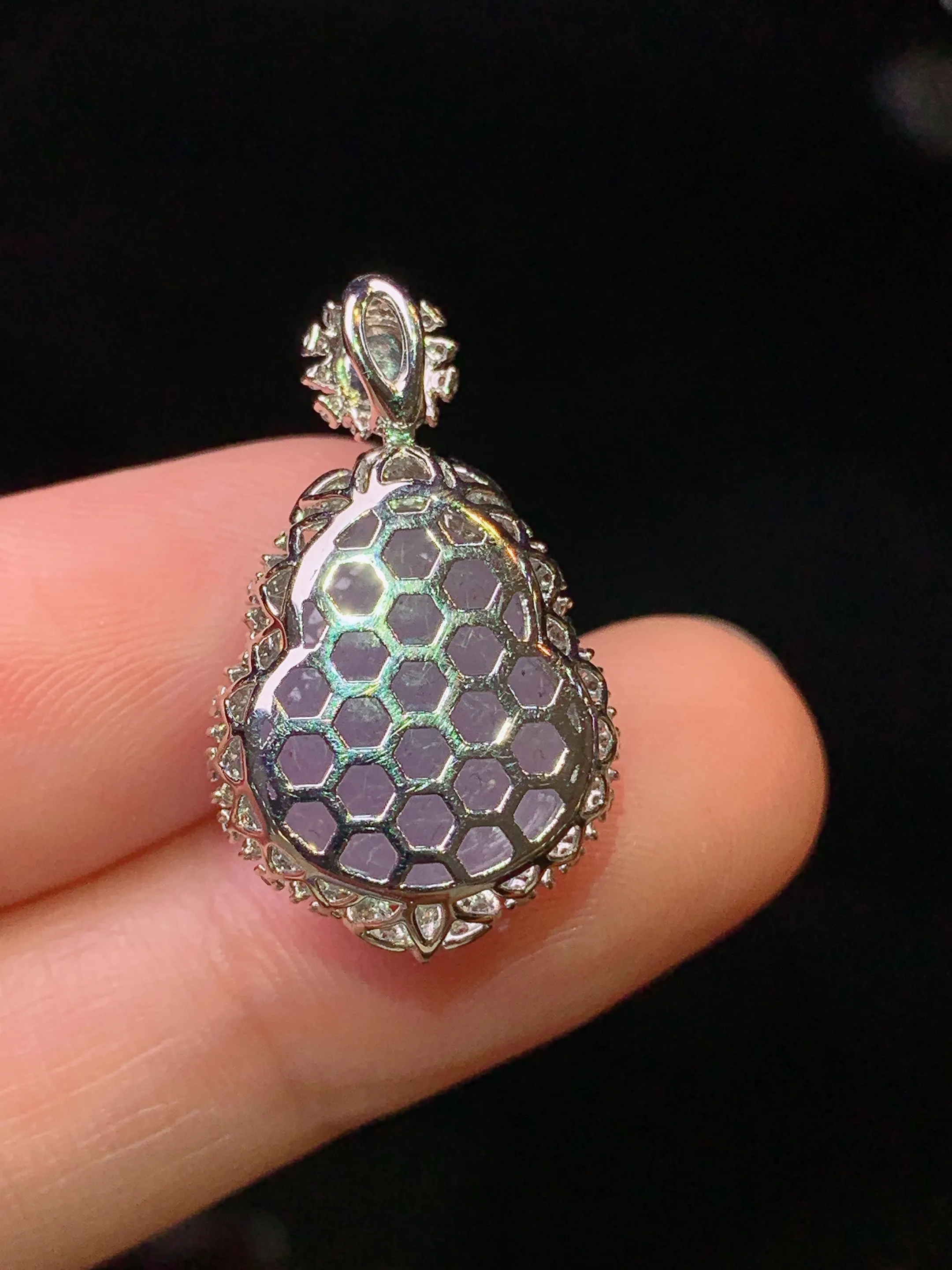 18k金钻镶嵌淡紫罗兰葫芦吊坠 玉质细腻 水润亮眼 色泽艳丽 整体尺寸24.8*14.7*10.6