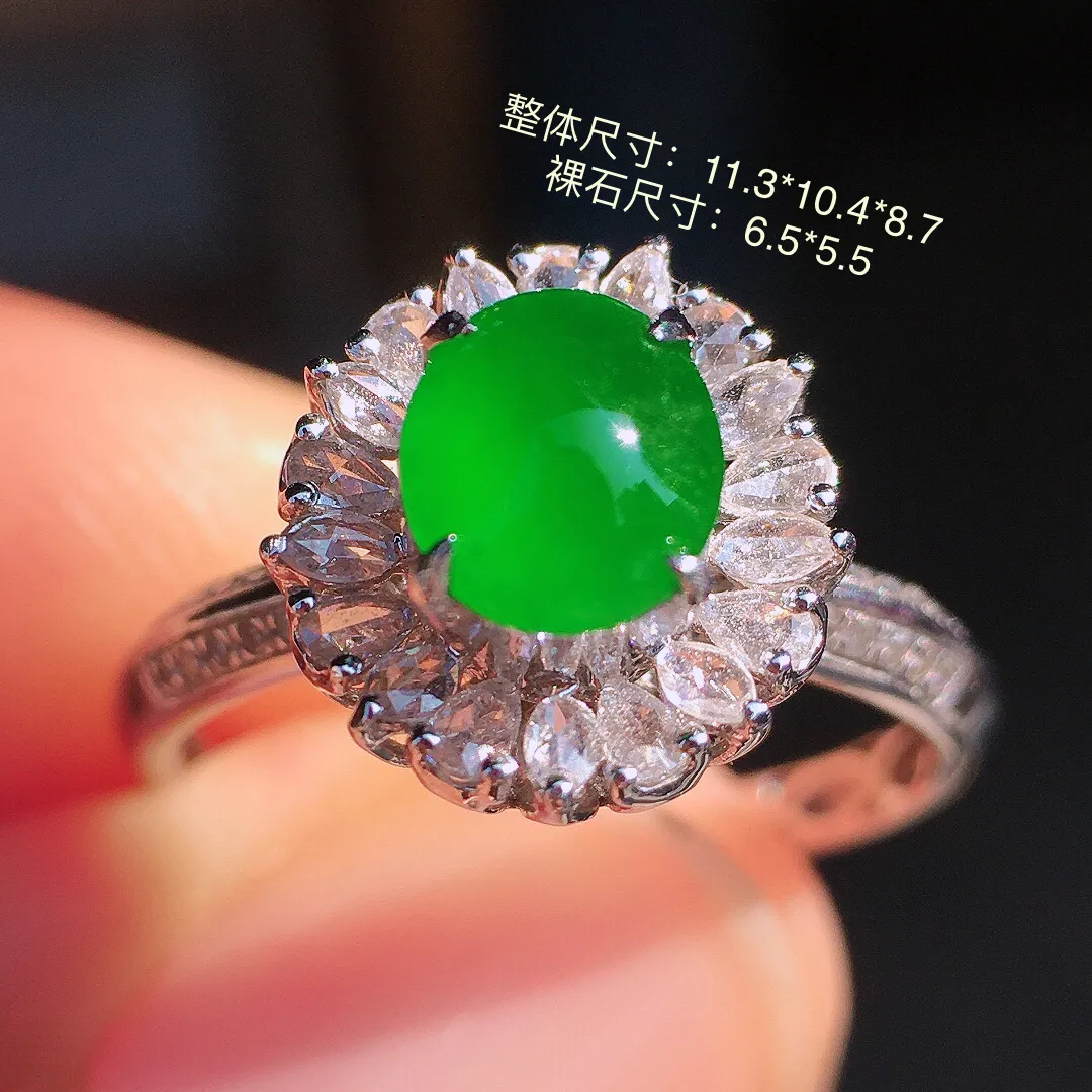 阳绿蛋面戒指，色泽均匀艳丽，玉质细腻，荧光感超
强，饱满圆润，尽显优雅气质，18k
金豪华镶嵌