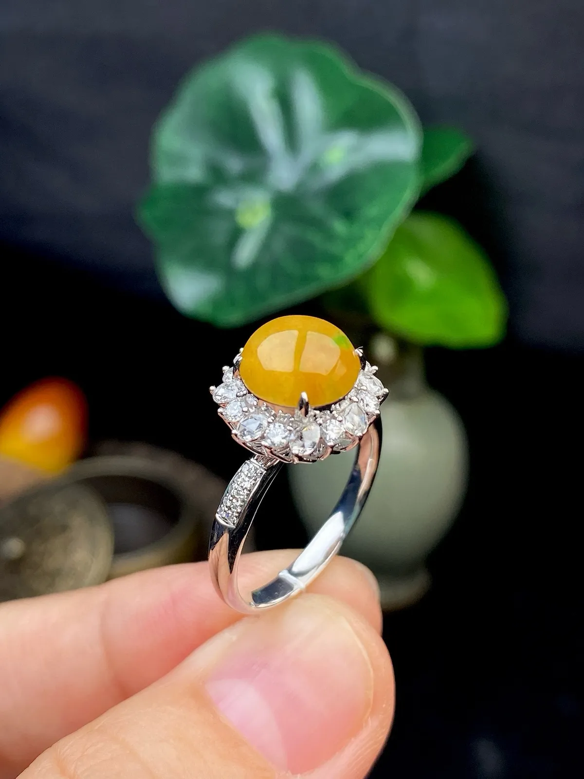 【冰种黄蛋戒指】种水上乘，晶莹剔透，纯净通透，18k金钻精美镶嵌，裸石尺寸8.6*3.8毫米，圈口可改