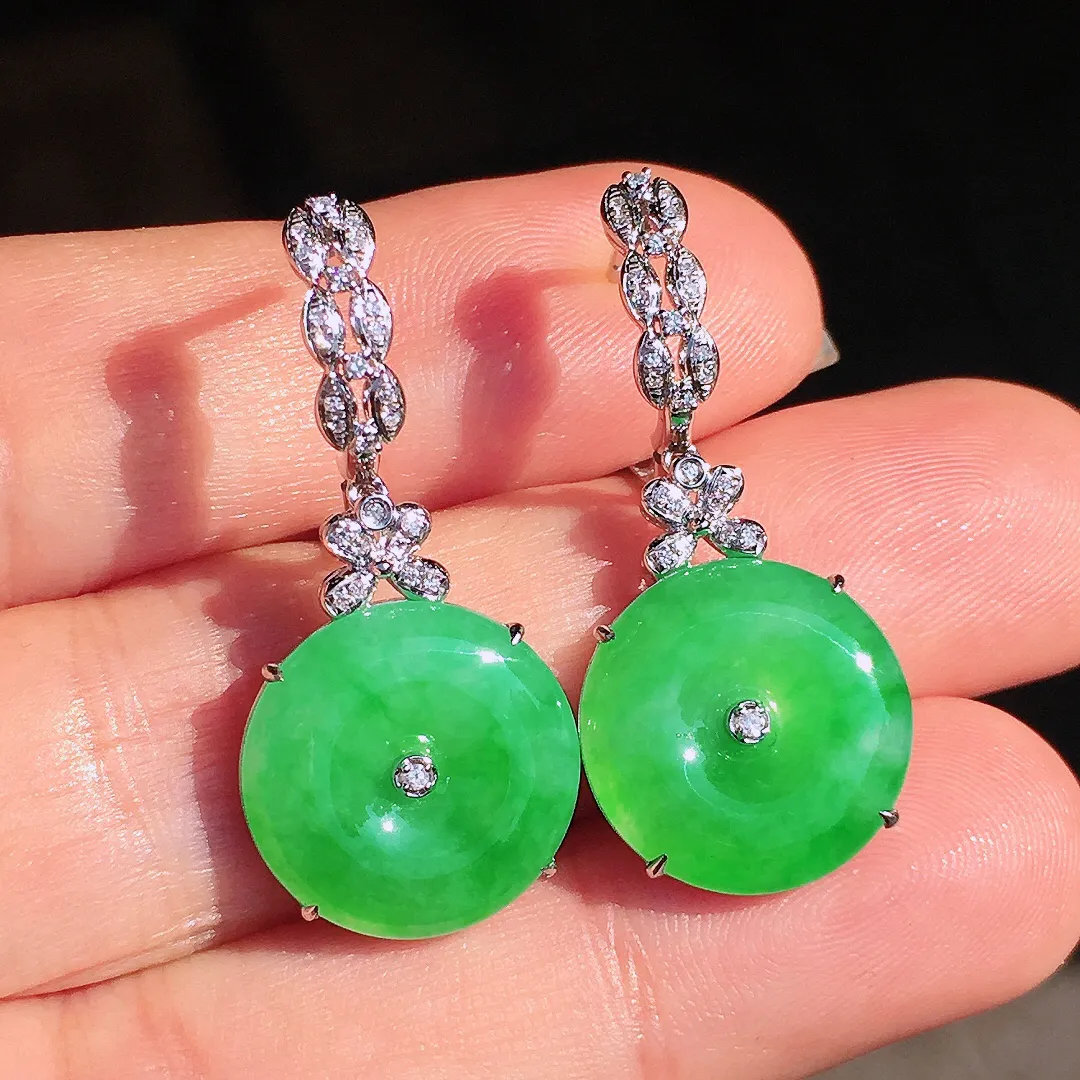 阳绿平安扣耳坠，色泽均匀艳丽，玉质细腻，荧光感超
强，饱满圆润，尽显优雅气质，18k
金豪华镶嵌