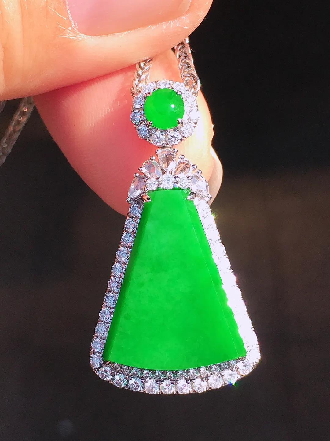 阳绿无事牌吊坠，色泽均匀艳丽，玉质细腻，荧光感超
强，饱满圆润，尽显优雅气质，18k
金豪华镶嵌