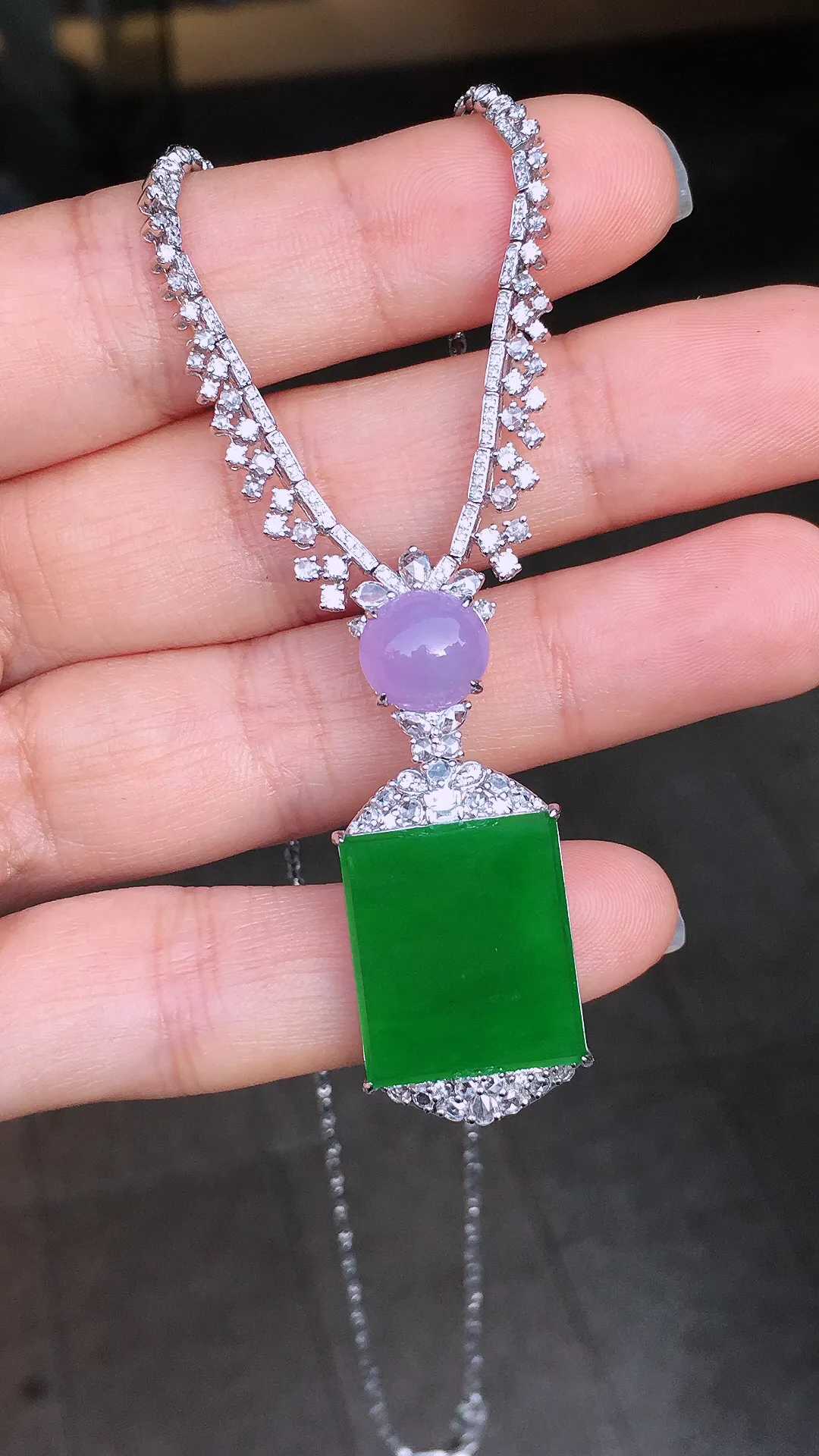 阳绿无事牌项链，色泽均匀艳丽，玉质细腻，荧光感超
强，饱满圆润，尽显优雅气质，18k
金豪华镶嵌