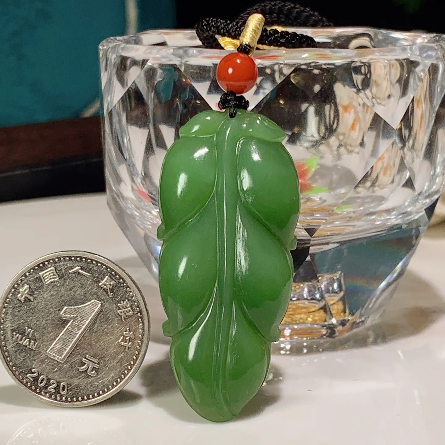 和田玉阳绿俄罗斯碧玉金枝玉叶树叶挂件。尺寸44/20/8重14.8克。玉质细腻油润。手推出油。佩戴高端典雅。lt251208