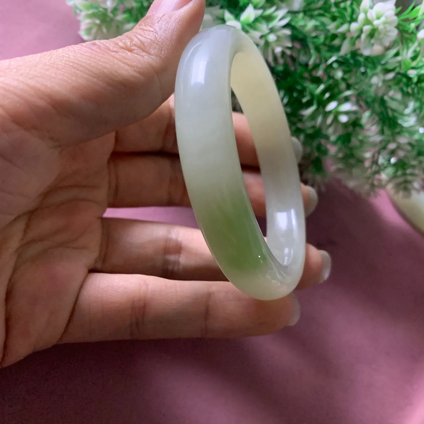 55圈口和田玉翠青手镯【挽间柔情】，镯型古朴典雅。在诗情画意的雨巷相遇，你是我腕间的一抹风情，有你眸有深情.清风荡漾湖间静水，我愿俯身低眉，在烟波涟漪处寻你