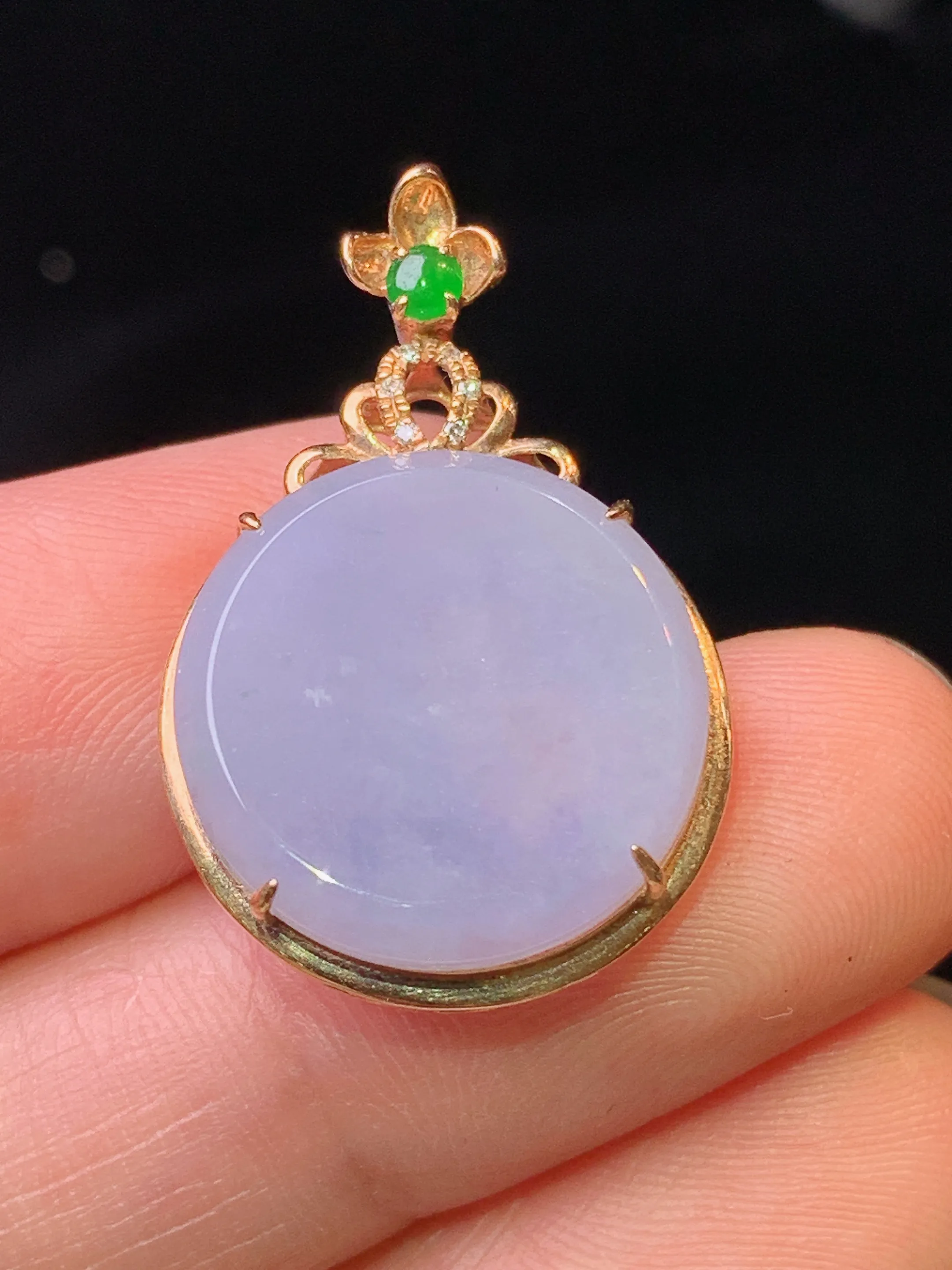 18k金钻镶嵌紫罗兰圆牌吊坠 玉质细腻 水润亮眼 色泽艳丽 整体尺寸27*17.8*6