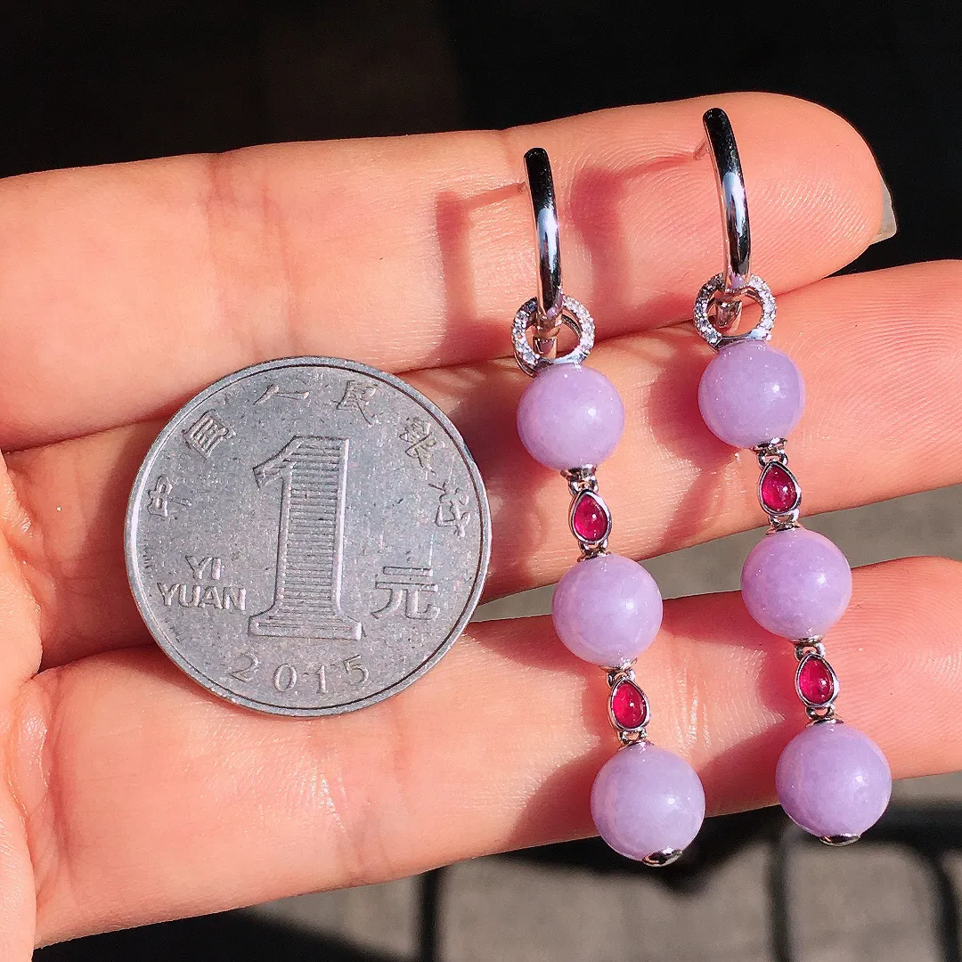 紫罗兰珠子耳坠，色泽均匀艳丽，玉质细腻，荧光感超
强，饱满圆润，尽显优雅气质，18k
金豪华镶嵌