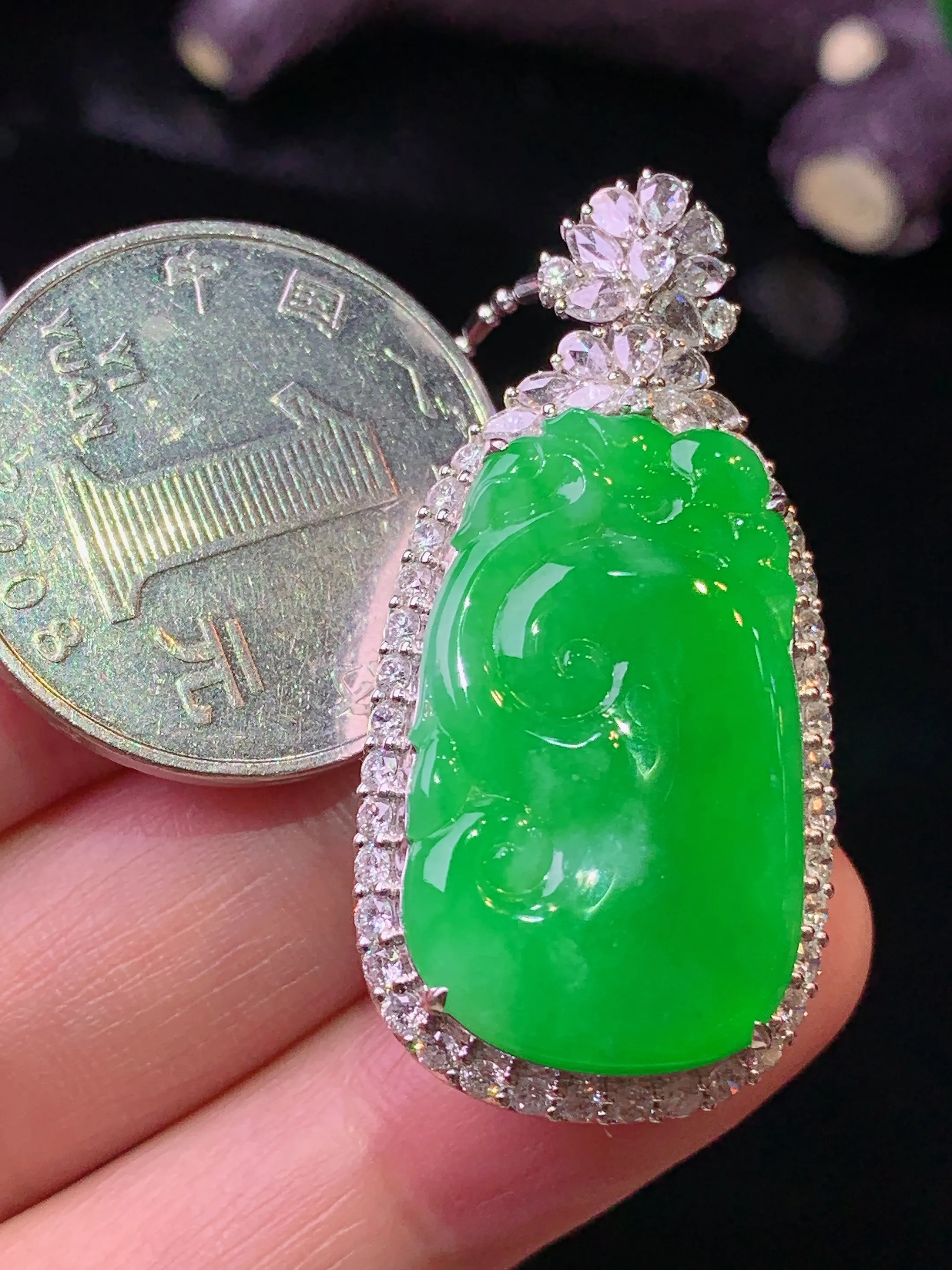 18k金钻镶嵌满绿如意吊坠 玉质细腻 水润亮眼 色泽艳丽 整体尺寸39.7*19.7*10