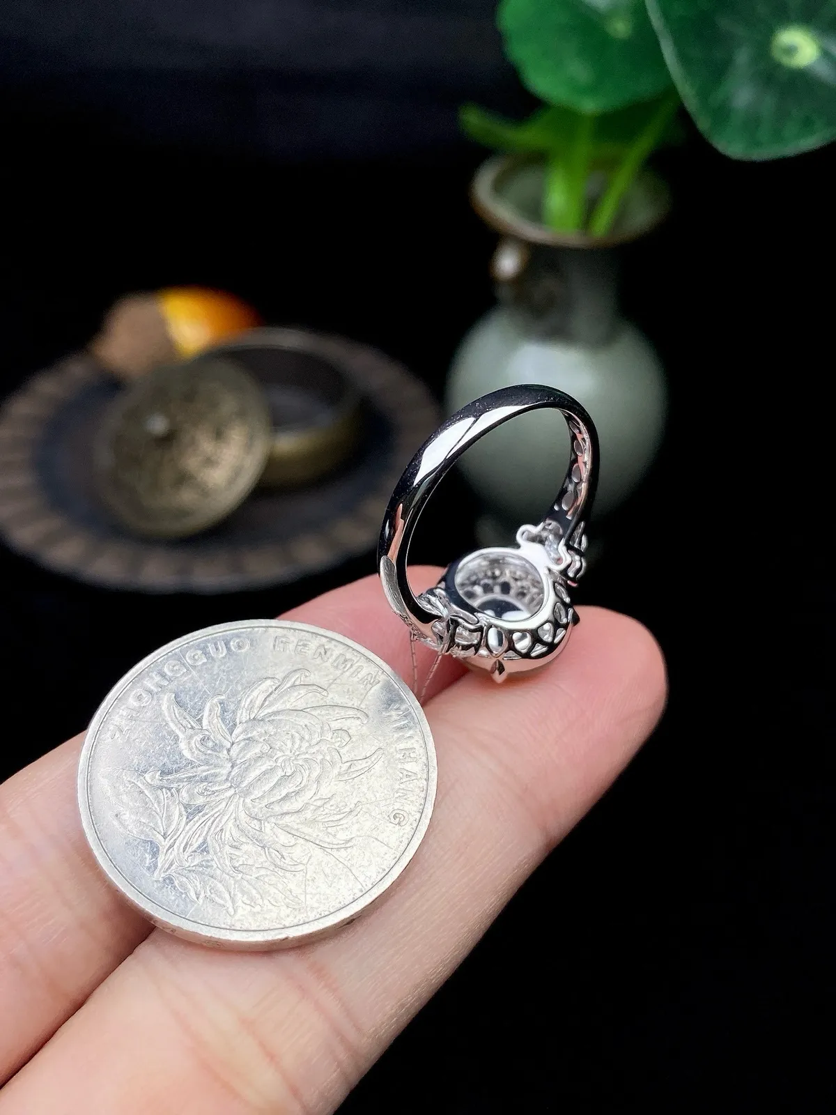 【冰种黄加绿蛋面戒指】种水色俱全，冰透闪亮，通透感饱满度很好，18k金钻镶嵌，裸石尺寸11.5*10.3*4.8毫米，圈口可改