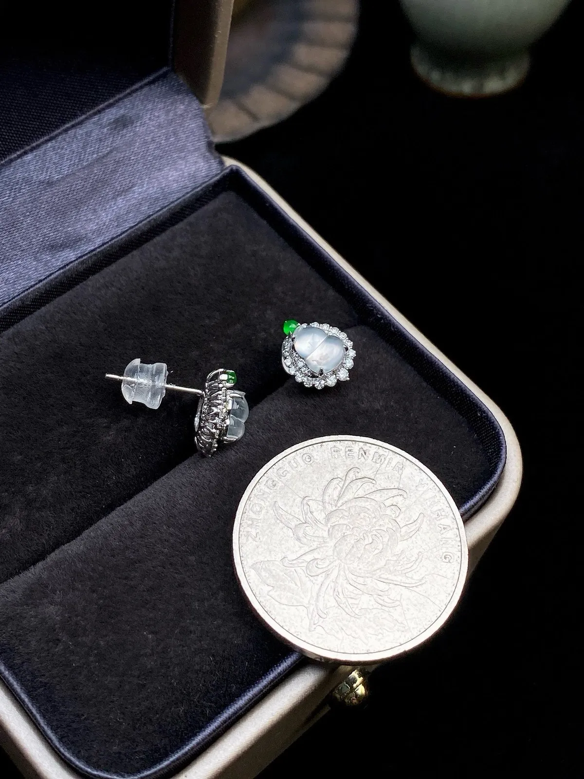 【冰种葫芦耳钉】质地上乘，冰润通透，种老起光，胶感明显。上身效果很不错，18K金钻精美镶嵌，裸石尺寸6.2*4.9*2.6毫米