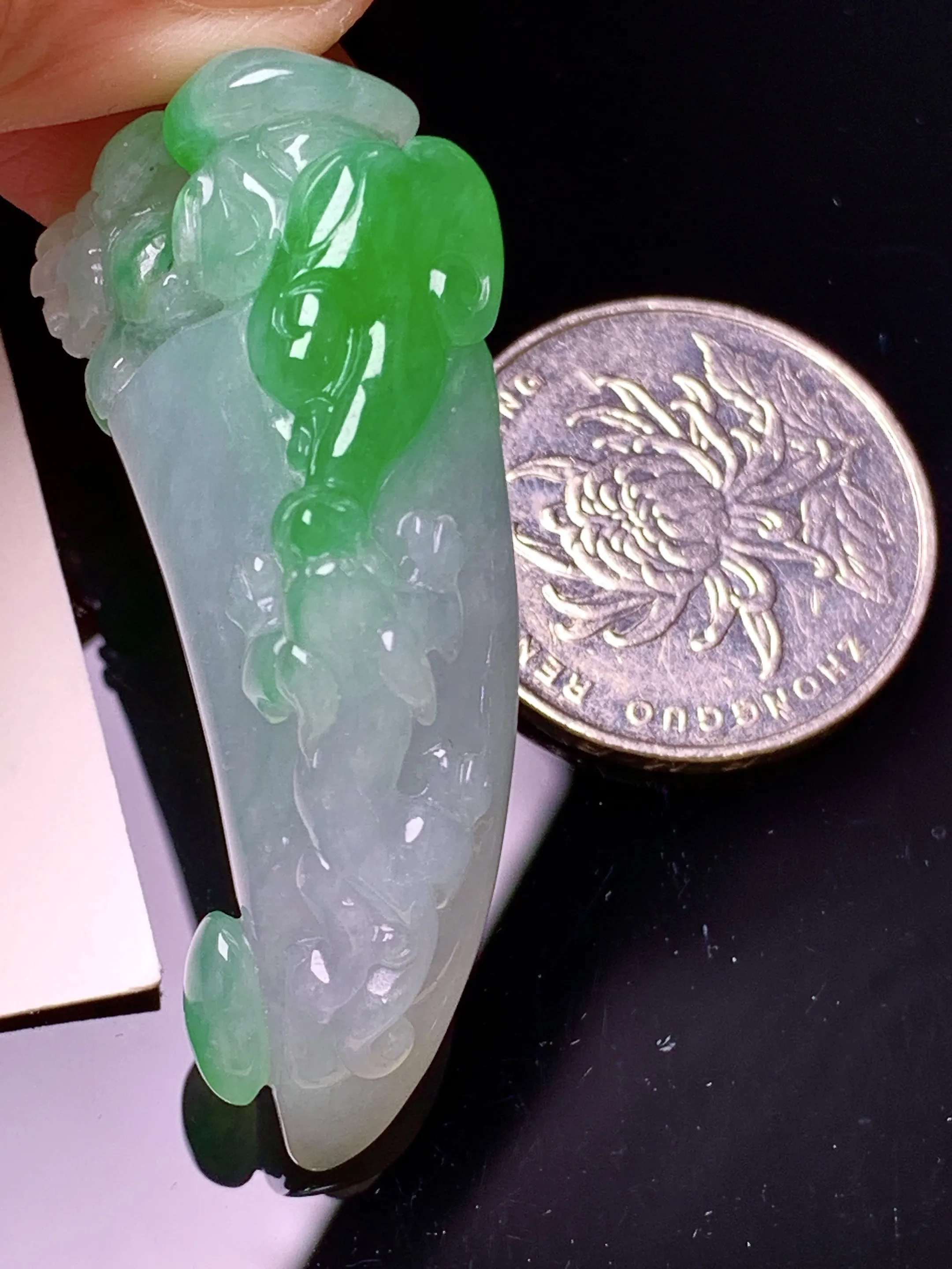 飘绿貔貅月牙吊坠 玉质细腻 水润亮眼 色泽艳丽 整体尺寸47.8*23.3*12.3