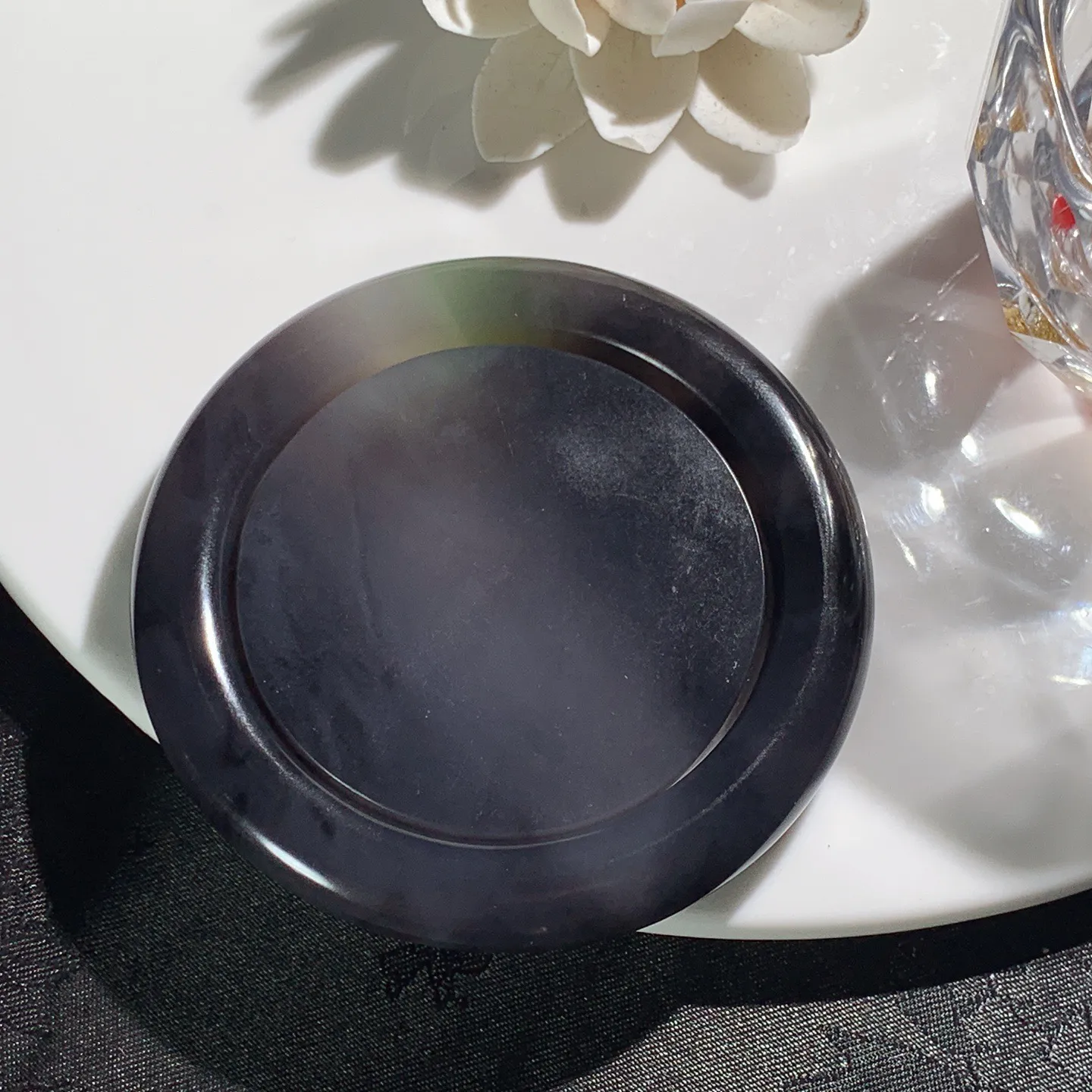 58圈口和田玉三色帝王紫翠青圆条手镯。58圈口条宽11厚11重137克。镯子心尺寸玉质细腻油润。手推