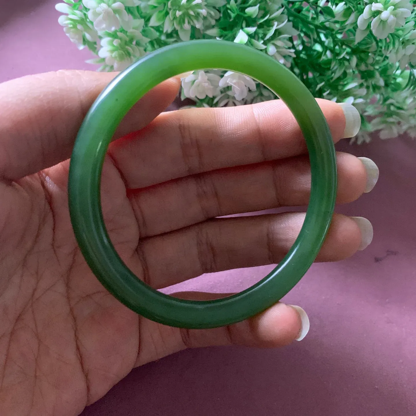 59.5圈口和田玉碧玉阳绿色猫眼圆条手镯【挽间柔情】，镯型古朴典雅。在诗情画意的雨巷相遇，你是我腕间的一抹风情，有你眸有深情.清风荡漾湖间静水，我愿俯身低眉，在烟波涟漪处寻你