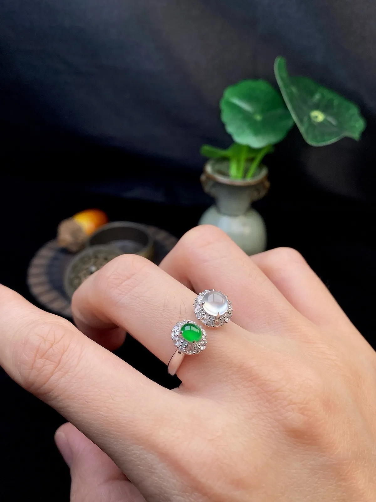 【冰种满绿+白蛋面戒指】种水色俱全，冰透闪亮，通透感饱满度很好，18k金钻镶嵌，裸石尺寸5.8*2.8毫米，圈口可改