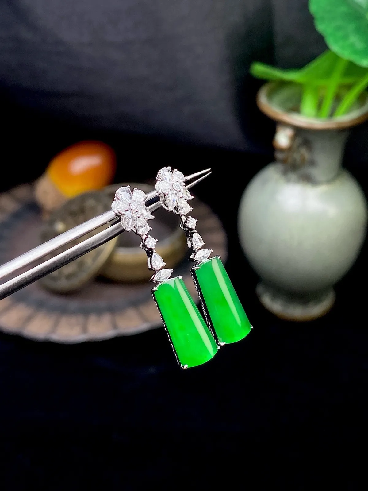 【冰种满绿无事牌耳坠】种水上乘，通透闪亮，晶莹剔透。18K金钻镶嵌，裸石尺寸12.6*6*2.5毫米