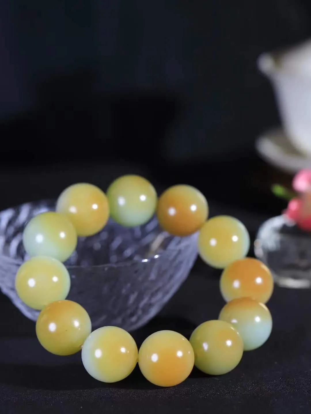 【珠圆玉润.手串】

新疆和田且糖白玉珠圆玉润手串 玉质温润细腻  整串打磨圆润，佩戴舒适。珠珠落玉盘，间关莺语花底滑，一生美好时光，无论身在何处，都有它相伴相守。事事顺遂，幸福美满，吉祥如意。重127.3克 尺寸取一19.2mm  FD L-79120868