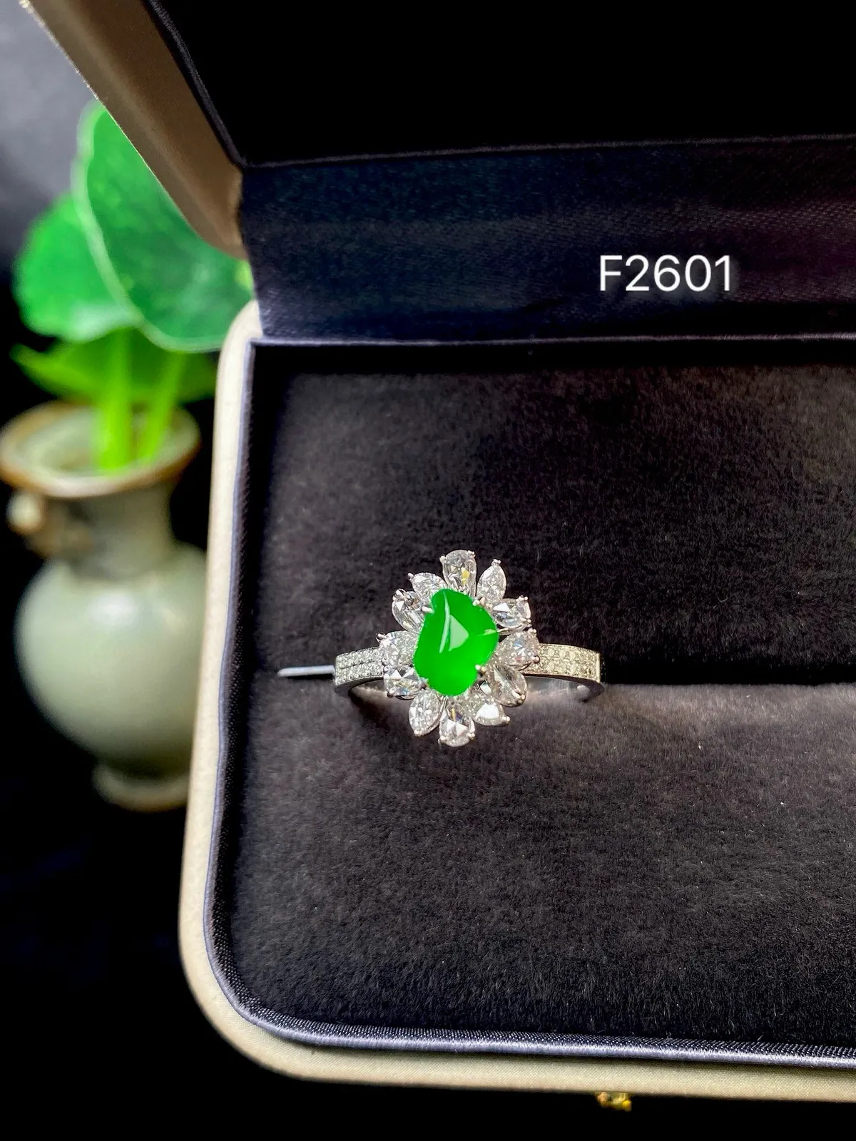 【冰种满绿蛋面戒指】种水色俱全，冰透闪亮，通透感饱满度很好，18k金钻镶嵌，裸石尺寸6.8*5.2*