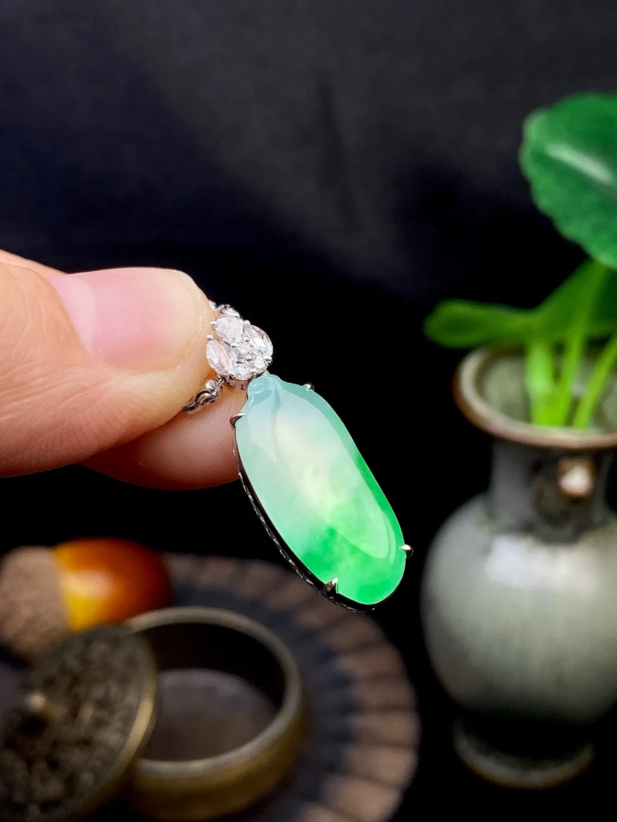 【冰种飘绿福瓜吊坠】种水上乘，晶莹剔透，纯净通透，18k金钻精美镶嵌，裸石尺寸19.5*8.7*4毫