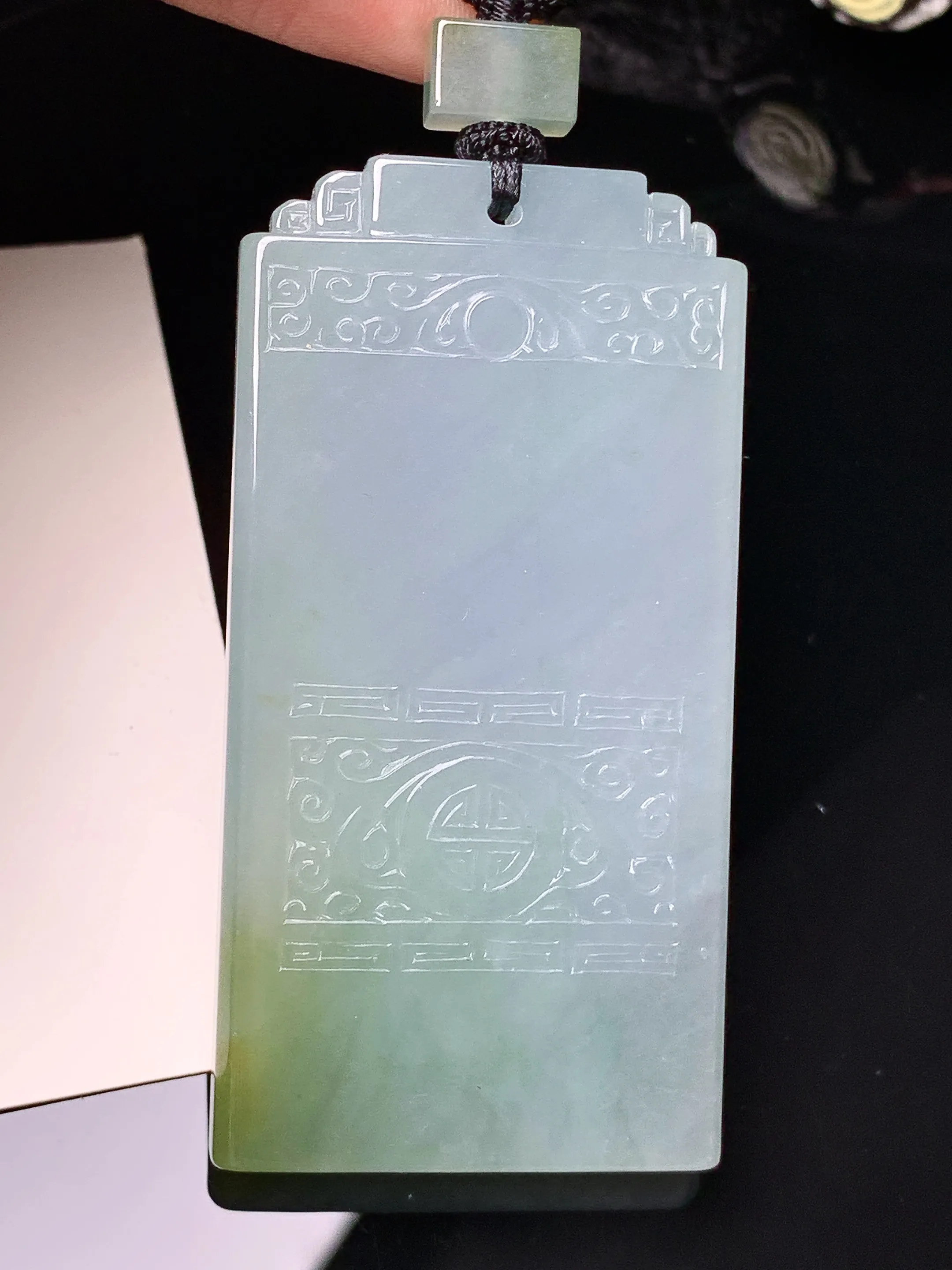 飘绿雕花无事牌吊坠 玉质细腻 水润亮眼 色泽艳丽 整体尺寸60.5*30.8*5.2