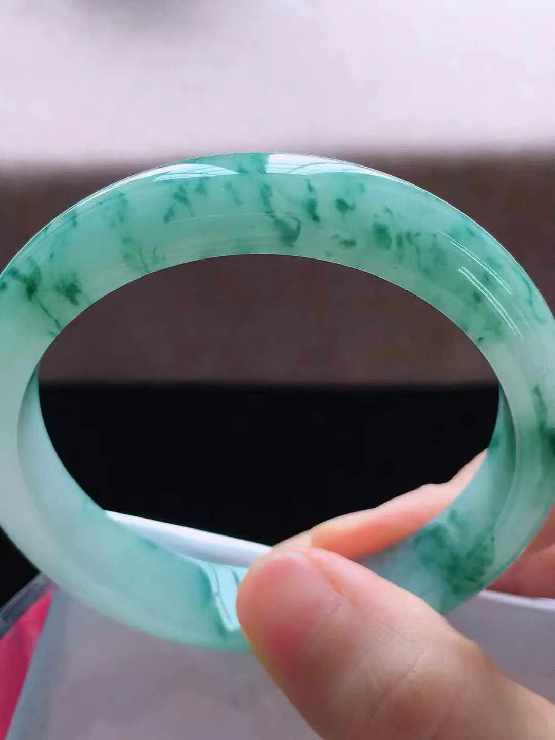 【翡翠名称】老种冰飘花53.5正圈口翡翠手镯
【翡翠尺寸】53.5*12*7.5mm适合52.5-55正圈口佩戴
【翡翠描述】缅甸天然翡翠A货，种老水足，玉质细腻，色泽靓丽，性价比高，佩戴效果好！