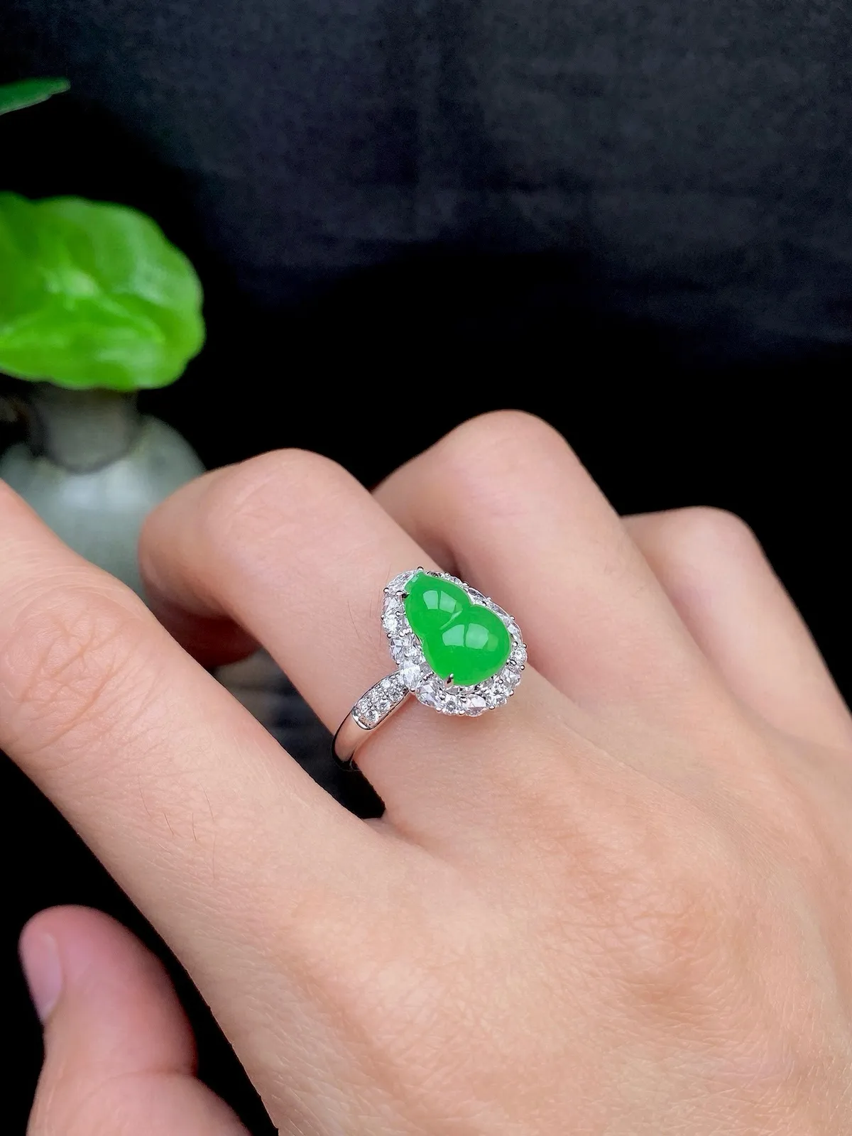【冰种满绿葫芦戒指】质地细腻，冰润起光，胶感强烈，冰感明显，18K金钻精美镶嵌，裸石尺寸10.1*7.2*3.5毫米
