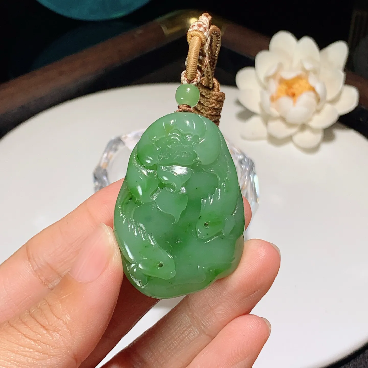和田玉苹果绿俄罗斯碧玉连年有余挂件。尺寸45/32/14重33.5克。玉质细腻油润。手推出油。佩戴高端典雅。lt251208