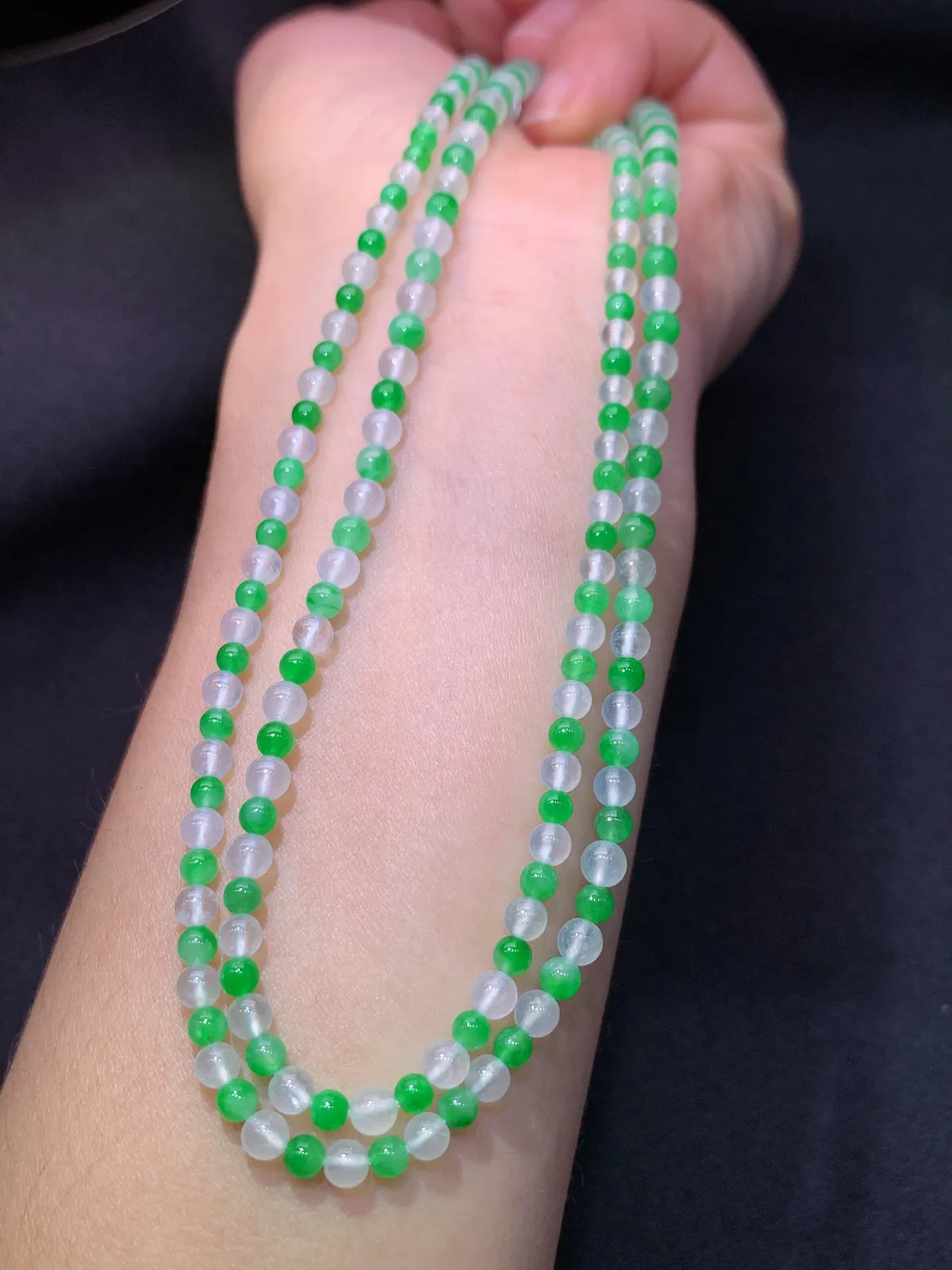 冰种阳绿圆珠项链，冰润鲜艳，玉质细腻，种水足 尺寸3.9