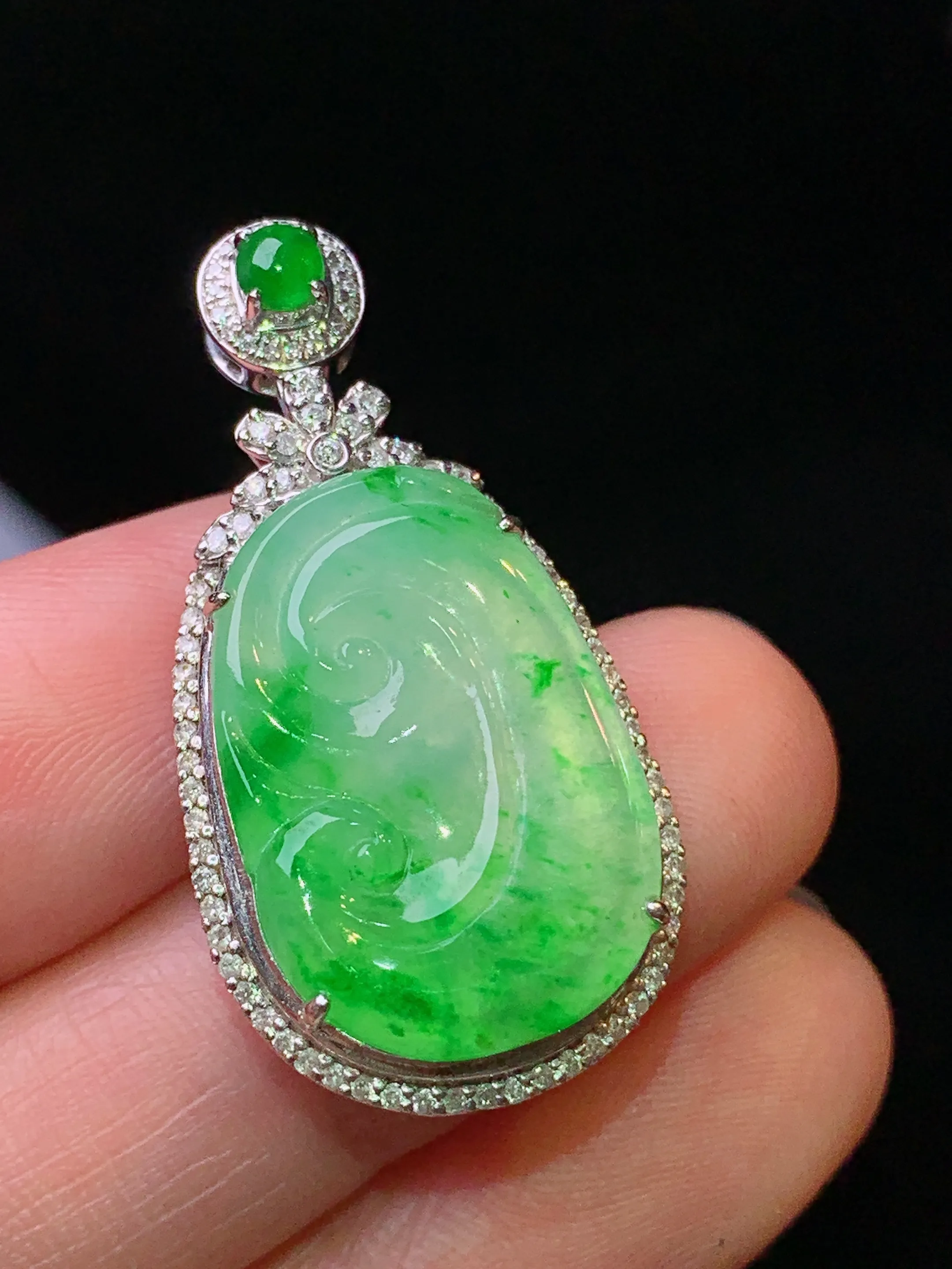 18k金钻镶嵌飘绿如意吊坠 玉质细腻 水润亮眼 色泽艳丽 整体尺寸33.7*17.3*6