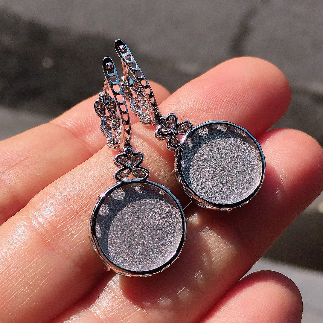 阳绿平安扣耳坠，色泽均匀艳丽，玉质细腻，荧光感超
强，饱满圆润，尽显优雅气质，18k
金豪华镶嵌