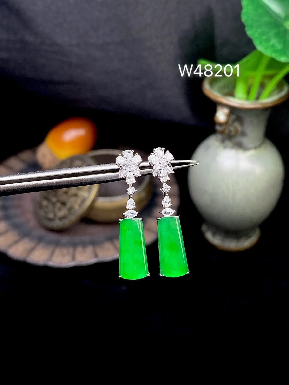 【冰种满绿无事牌耳坠】种水上乘，通透闪亮，晶莹剔透。18K金钻镶嵌，裸石尺寸12.6*6*2.5毫米
