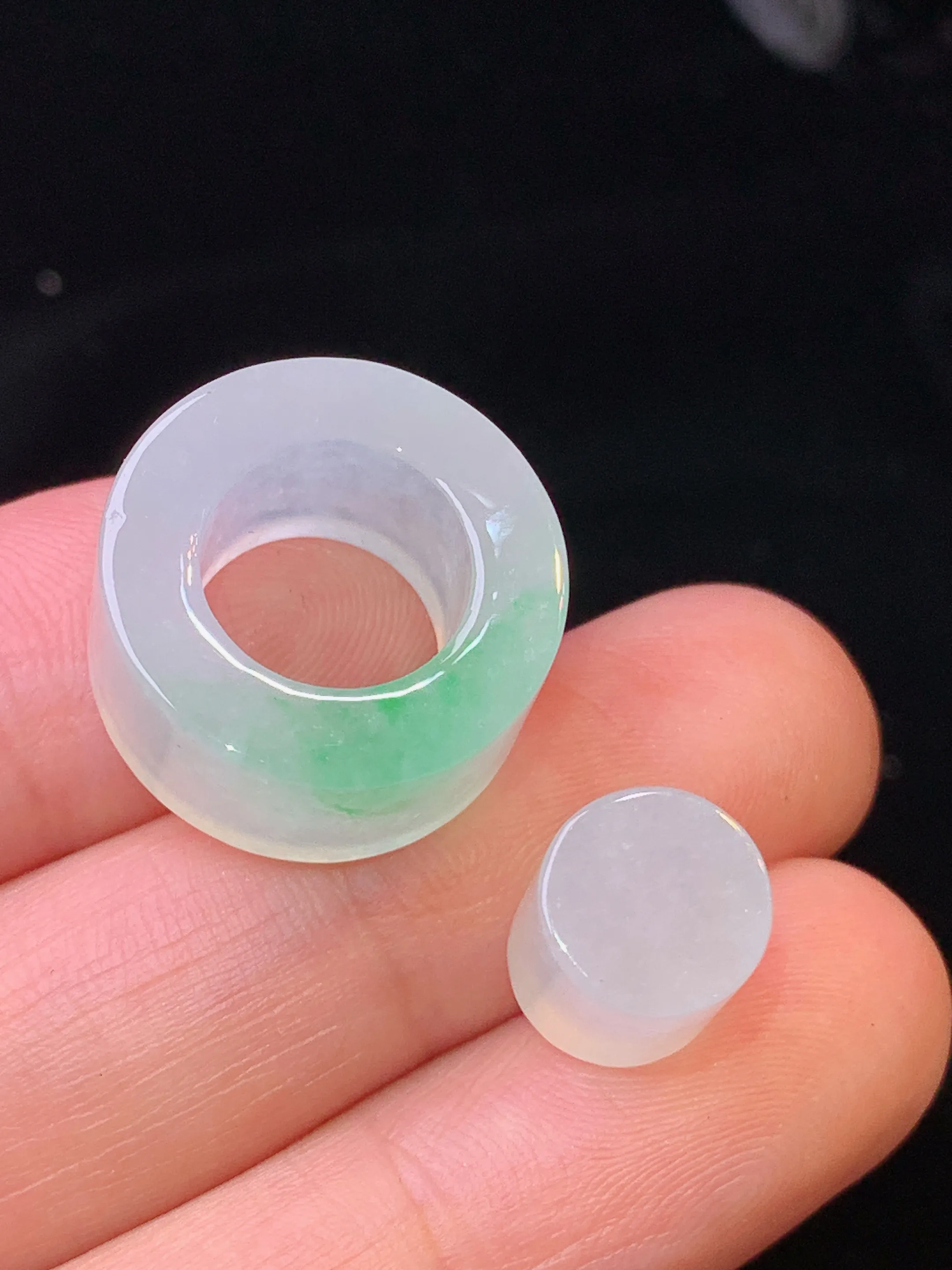 飘绿子母环吊坠 玉质细腻 水润亮眼 色泽艳丽 整体尺寸17.6*17.6*9