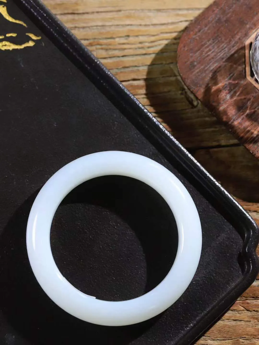 【花样年华·手镯】

收藏级和田玉白玉手镯，质地油润细腻，色泽高贵典雅，镯型古朴典雅。在诗情画意的雨巷相遇，你是我腕间的一抹风情，有你眸有深情，清风荡漾湖间静水，我愿俯身低眉，在烟波涟漪处，寻你深情倩影。内径55mm尺寸13.5-10mm 重68克fDA-78127824