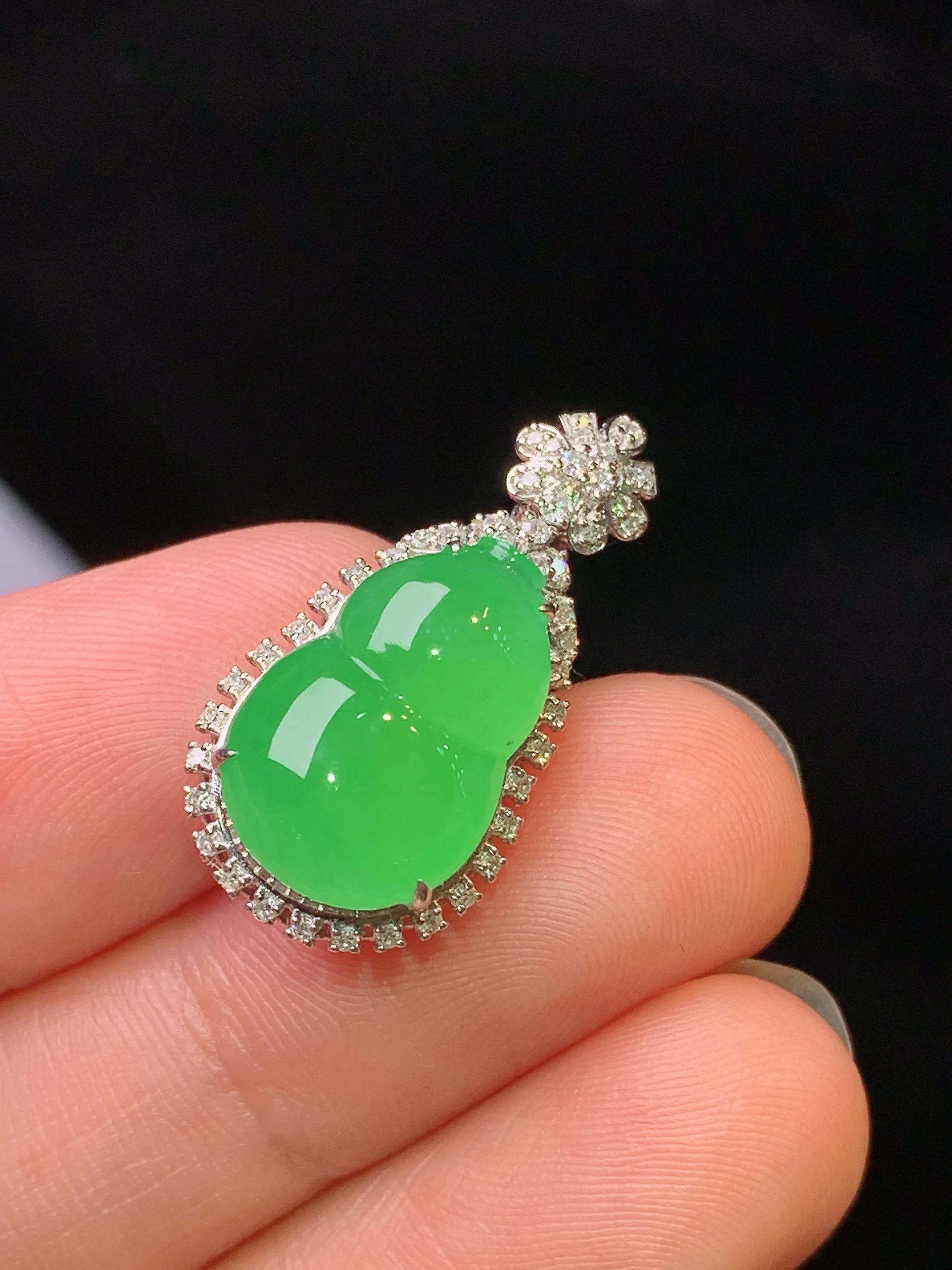 18k金钻镶嵌满绿葫芦吊坠 玉质细腻 水润亮眼 色泽艳丽 整体尺寸24.5*12.5*8.5