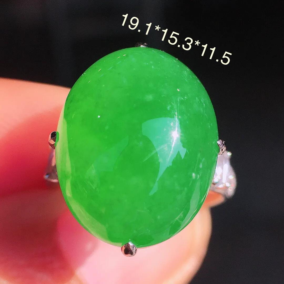阳绿蛋面戒指，色泽均匀艳丽，玉质细腻，荧光感超
强，饱满圆润，尽显优雅气质，18k
金豪华镶嵌