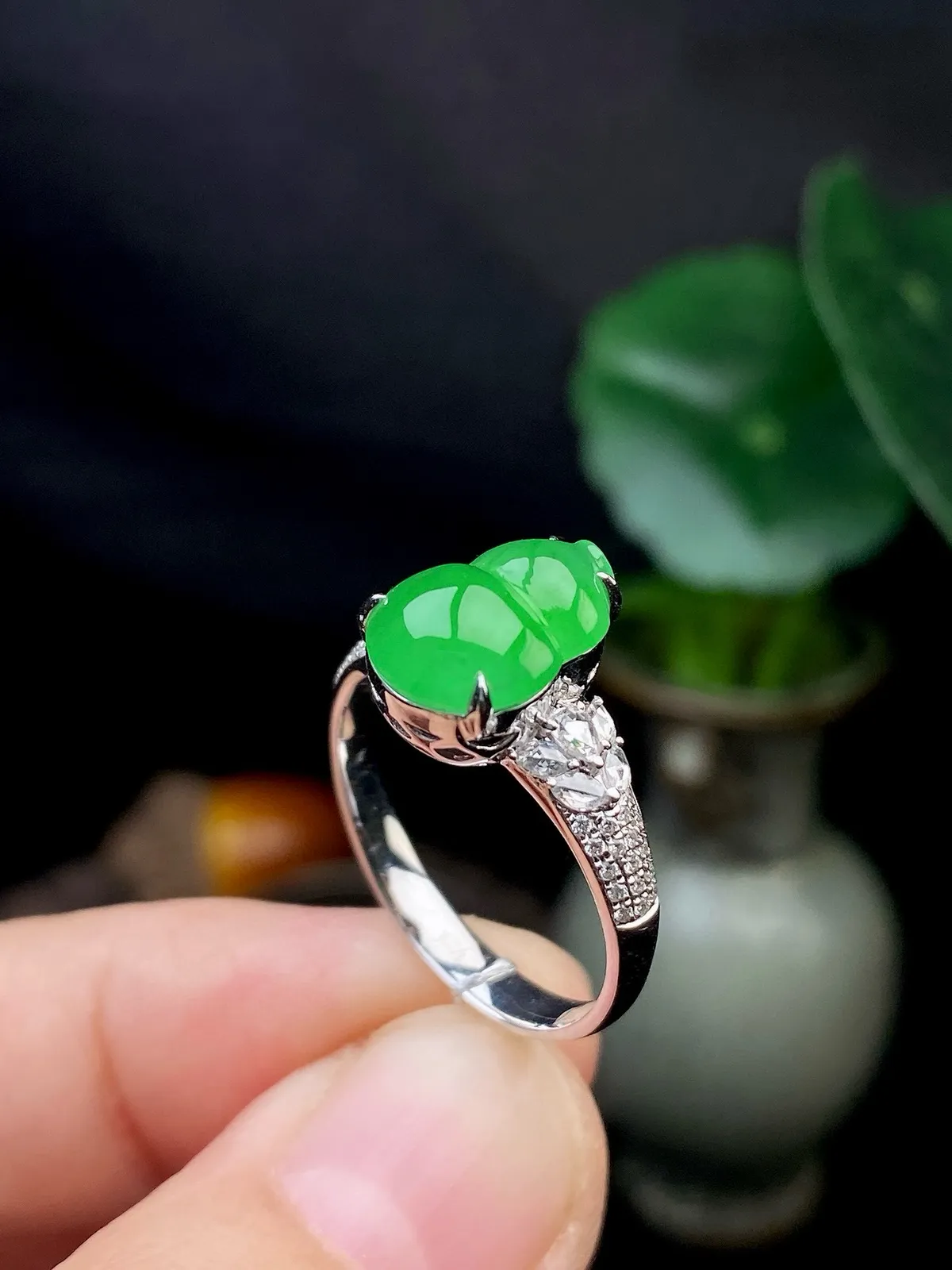 【冰种满绿葫芦戒指】质地细腻，冰润起光，胶感强烈，冰感明显，18K金钻精美镶嵌，裸石尺寸10.9*7.8*3.6毫米