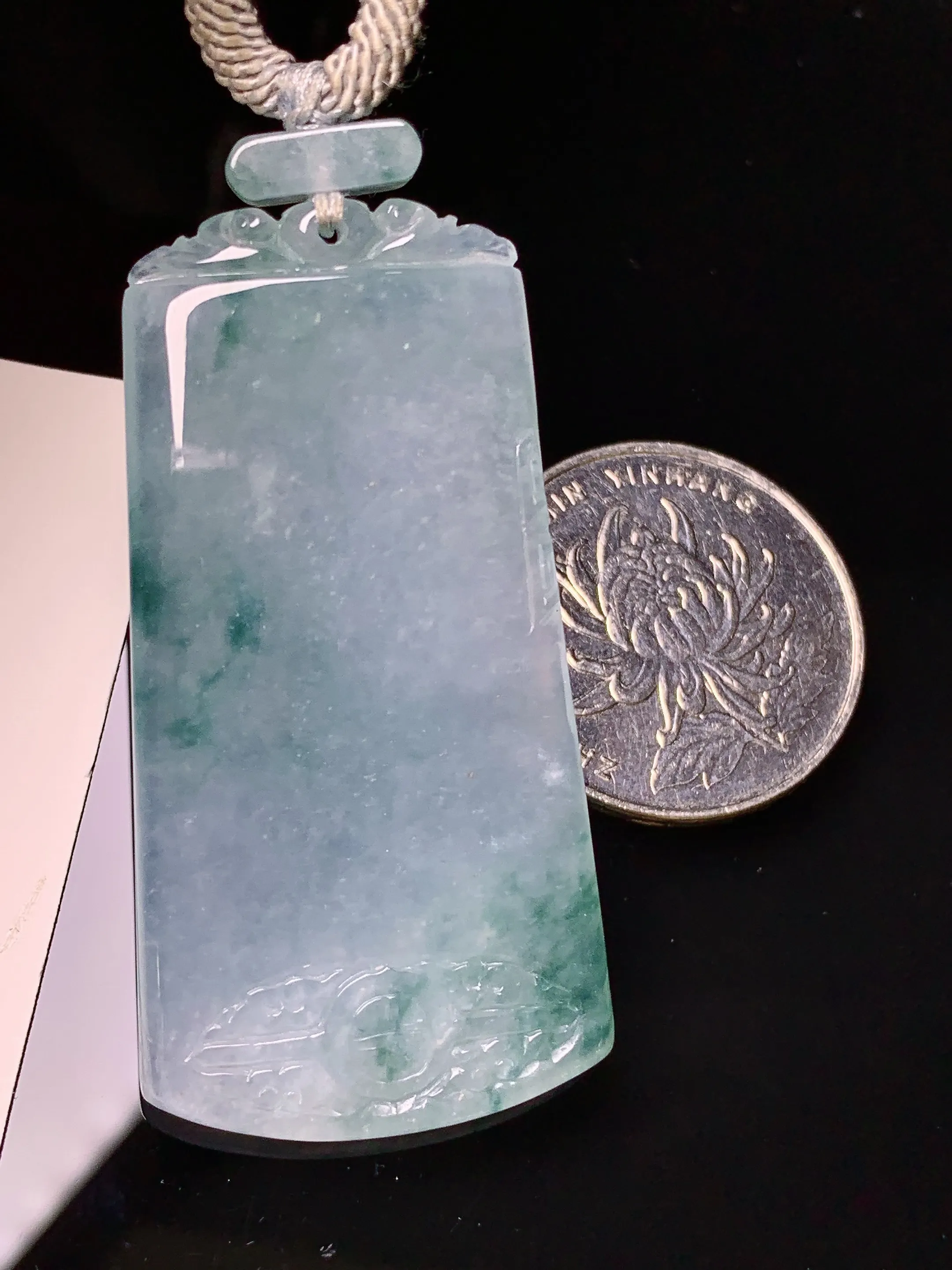 冰飘花无事牌吊坠 玉质细腻 水润亮眼 色泽艳丽 整体尺寸49.6*25.6*4.3