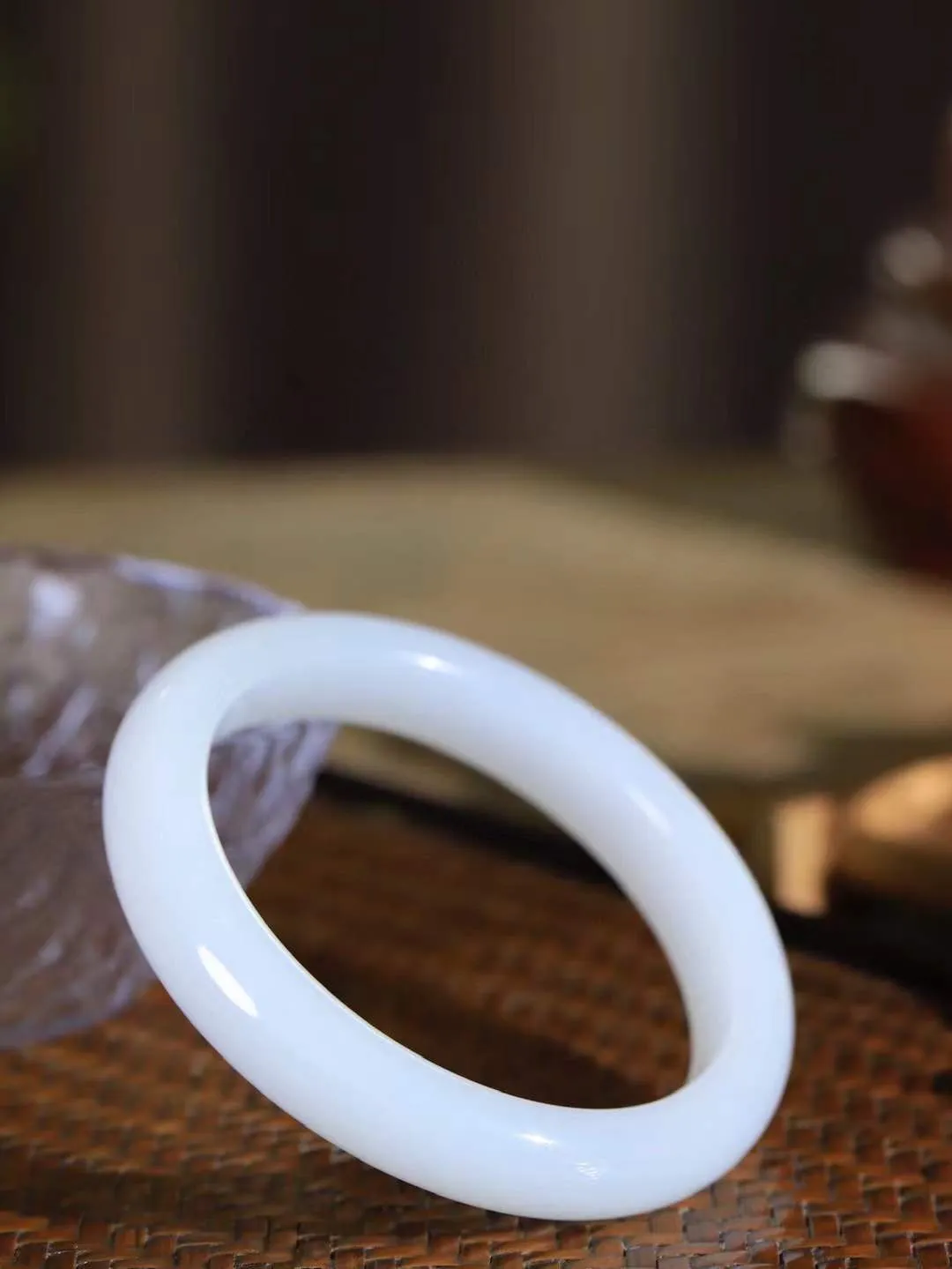 【腕间柔情.手镯】   

收藏级臻品️和田玉白玉手镯 玉质温润细腻 油性十足 古朴秀雅 轻抚岁月的栏杆软香温玉，腕间玉镯轻轻晃动，令人情动心间，撷一缕月末的芬芳，把心思铺陈，时光静美，惟有你最温柔。重49.5克   尺寸58-11.7-8.3mm  46120855A