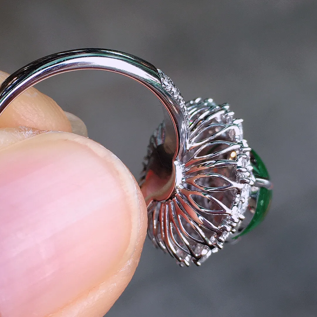 阳绿蛋面戒指，色泽均匀艳丽，玉质细腻，荧光感超
强，饱满圆润，尽显优雅气质，18k
金豪华镶嵌