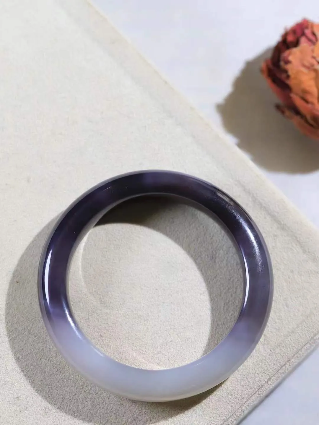 【婉约佳人.手镯】

精品️和田玉烟紫双色手镯 玉质温润细腻 油性十足 手感舒适，高华雅逸，线条流畅，简约大气，美自天成，素雅高贵。佩戴于腕间，婉约之美，举手投足间透出那份低调奢华。重60.2克 内径54.5mm  尺寸12.4-9.6mm   FDA-78120833