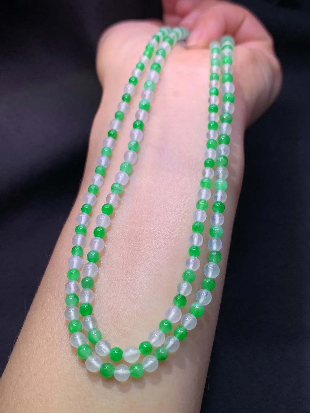 冰种阳绿圆珠项链，冰润鲜艳，玉质细腻，种水足 尺寸3.9