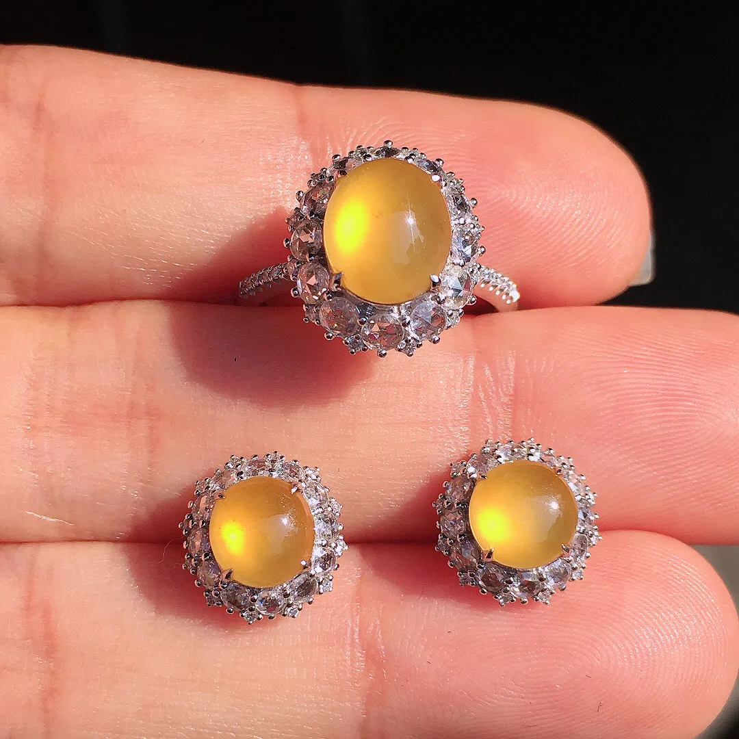 黄翡蛋面套装（耳钉+戒指），色泽均匀艳丽，玉质细腻，荧光感超
强，饱满圆润，尽显优雅气质，18k
金