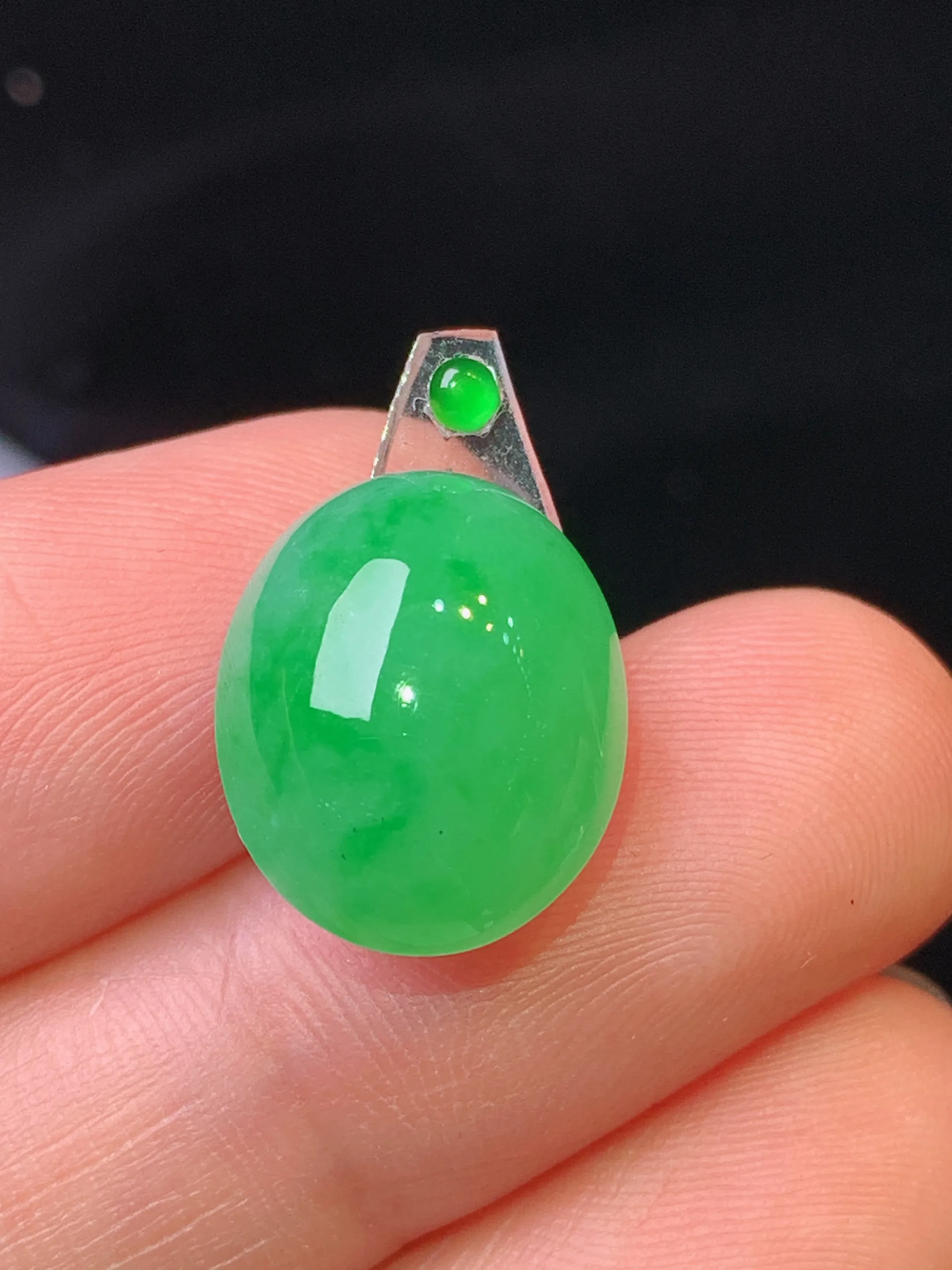 镶嵌款 满绿蛋面吊坠 玉质细腻 水润亮眼 色泽艳丽 整体尺寸14.6*12*7